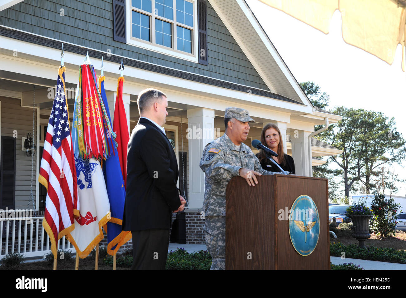 Il Mag. Gen. Anthony G. Crutchfield, comandante generale dell'esercito degli Stati Uniti centro di aviazione di eccellenza e Fort Rucker, è unita da Heath Burleson, direttore di programma, Picerne alloggiamento militare e Milissa Reed, quartiere manager, accogliendo i leader militari e civili per la Munson altezze Centro Quartiere grand alla cerimonia di apertura per Ft. Rucker, Ala, Gennaio 27, 2012. Questo terzo e ultimo recentemente costruita 7,200 piedi quadri di famiglia-centrato struttura offre una sala di allenamento, arcade console, laboratorio di computer con webcam, cucina completamente attrezzata e un 25-metro a sei corsie piscina a nessun costo per Foto Stock