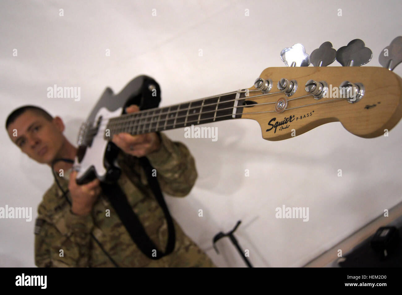 A Kandahar, Afghanistan - Cpl. Jake Wilkey, un militare di funzionario di polizia attaccata al 2° Brigata Team di combattimento, 4a divisione di fanteria, mostra il design elegante della chitarra suona in un culto di adorazione e di lode band, che stava giocando a un pranzo di preghiera a inoltrare una base operativa Walton, Feb. 6. Il pranzo di oratore ospite è stato Col. (Pensionati) Danny McKnight, chi era il comandante del battaglione della Task Force Ranger quando esse sono state distribuite per la Somalia nel 1993 e la cui unità è la base per il film "Black Hawk Down." (U.S. Esercito foto di Sgt. Aprile York, 2° Brigata Team di combattimento, 4a divisione di fanteria, PAO) Foto Stock