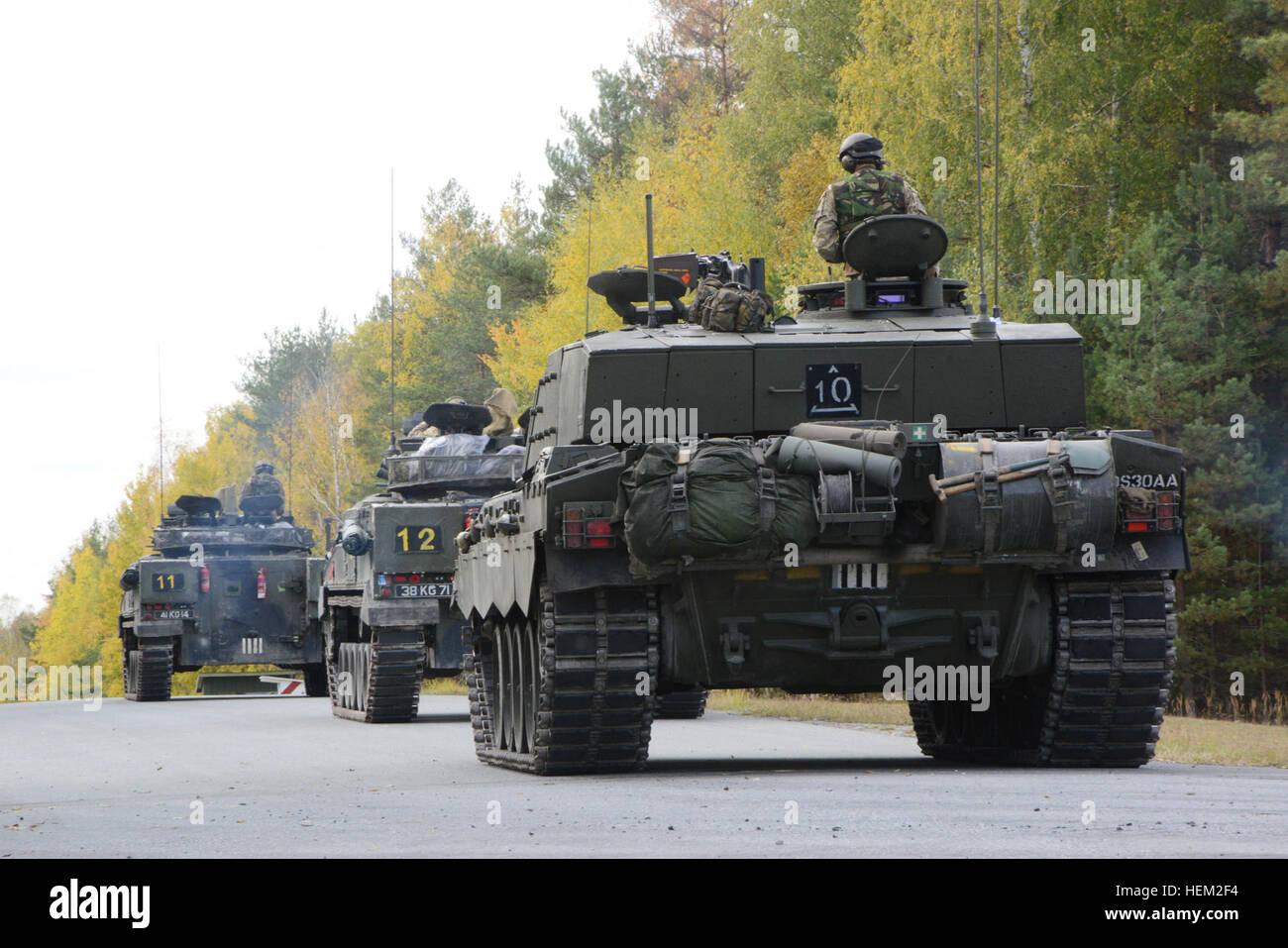 I soldati del Regno Unito del reggimento Mercian convoglio i loro serbatoi giù una gamma road a Grafenwoehr Area Formazione, Germania il 17 ottobre, durante la U.S. Esercito in Europa esercizio della giunzione di Saber 2012. Sciabola di giunzione è una grande scala, joint, multinazionale, addestramento militare in caso CON GLI STATI UNITI Soldati e più di 1.800 di forze multinazionali. Stati Uniti Esercito Europa foto di Visual Information Specialist Gertrud Zach/RILASCIATO). Giunzione di Saber 2012 121017-A-EGLI359-070 Foto Stock