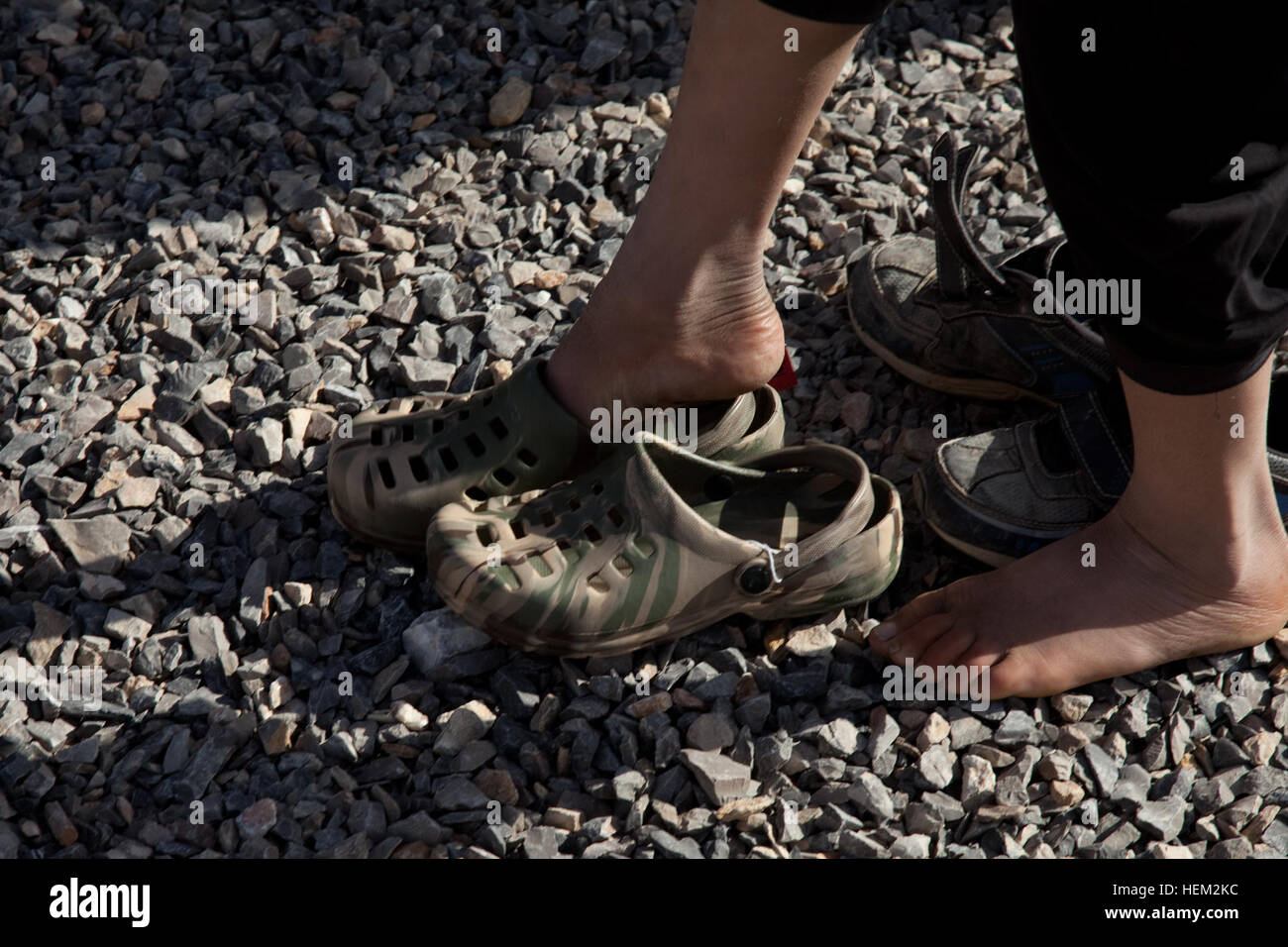 Uno studente alla scuola Pasab cerca su un nuovo paio di scarpe, Zharay distretto, provincia di Kandahar, Afghanistan, 14 febbraio, 2012. Soldati combinato dei Task Force Spartan stanno consegnando le scarpe e le forniture scolastiche per la scuola. L Operazione Enduring Freedom 120214-A-QD683-055 Foto Stock