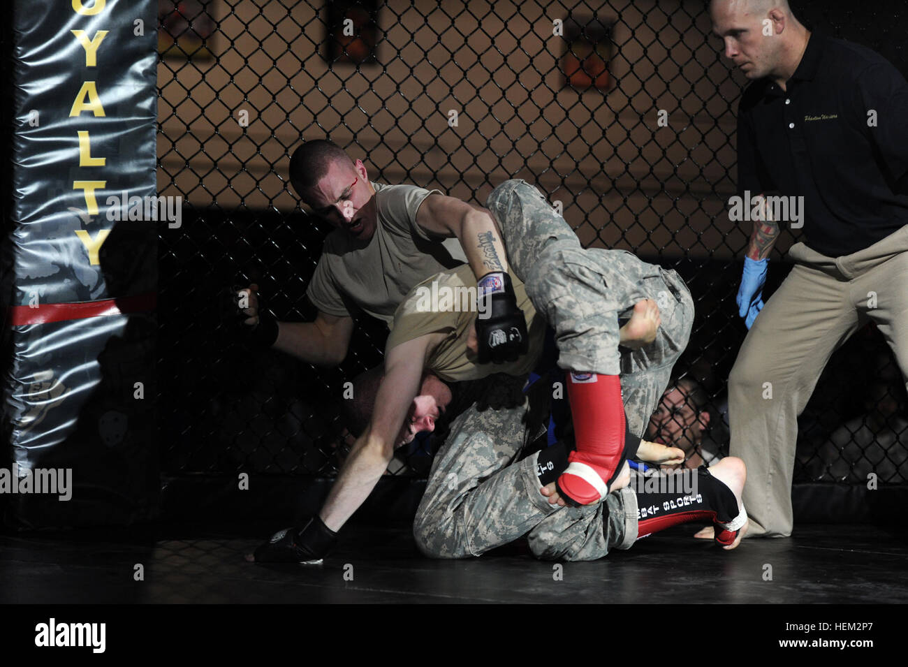 Spc. Josh Bird, 1-12 Cav. [Rosso], sconfigge Sgt. Donald St Aubin, 2° BCT [Blu], per vincere il peso mosca divisione del 2012 Fort Hood Combatives Torneo, Feb. 16, in corrispondenza di Abrams fisica Centro Fitness. (U.S. Foto dell'esercito di Daniel Cernero, III Corps e Fort Hood Affari pubblici) Fort Hood Combatives finali del torneo - Parte 2 527889 Foto Stock