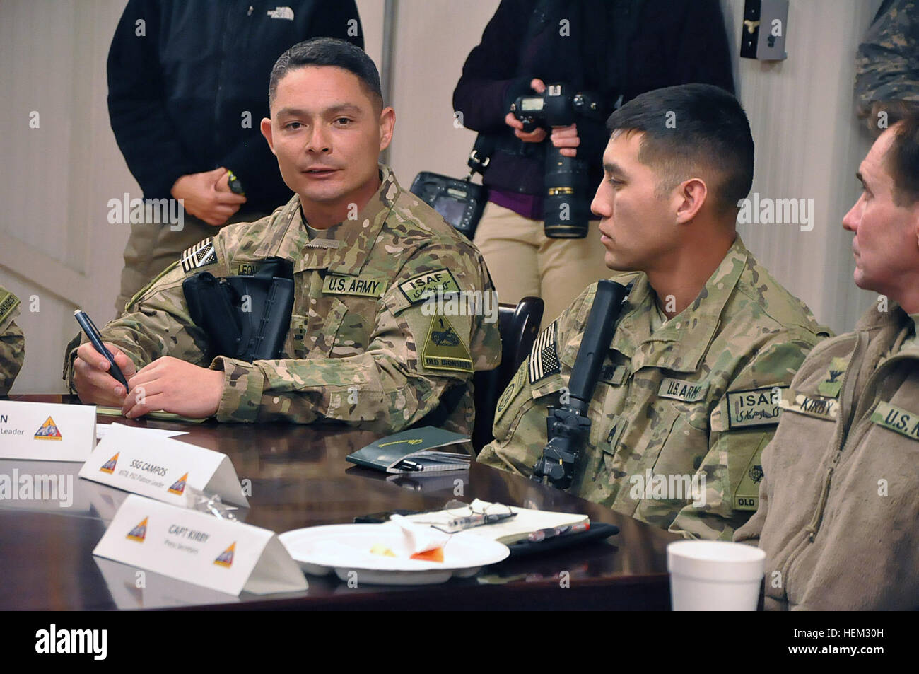 Provincia di Logar, Afghanistan - Chief Warrant Officer 2 Julio Leon-Gutierrez, nativo di Juana Diaz, Puerto Rico e un Unmanned Aerial System technician assegnati al 3° Brigata Team di combattimento, 1° Divisione Corazzate parla al vice Segretario della Difesa il dottor Ashton B. Carter oltre le funzionalità e gli aggiornamenti consigliati per i veicoli aerei senza equipaggio operanti ad alta altitudine in Afghanistan orientale durante una tavola rotonda. Il pannello è stato ospitato per approfittare del senno di poi su schierata attrezzature, eventi di formazione e di formazione culturale che ha aiutato la brigata durante la sua distribuzione Foto Stock