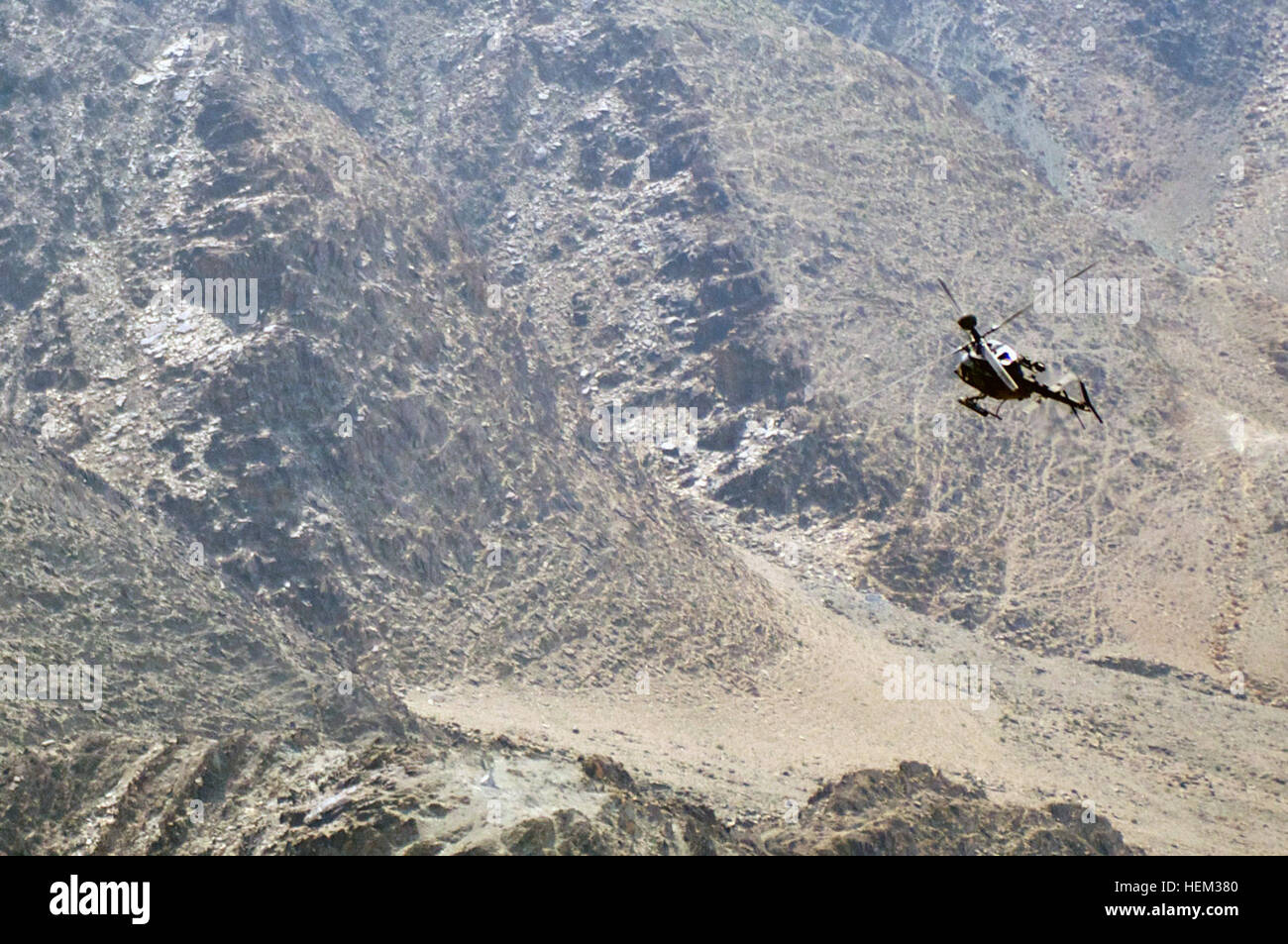 Una Task Force Saber, 82a combattere la Brigata Aerea OH-58D Kiowa Warrior delle pattuglie dei cieli vicino a Jalalabad, Afghanistan Mar 2. Il Kiowa è dell'esercito e scout aerei di ricognizione, spesso chiamati a fornire vicino la sicurezza per le truppe di terra. Il Kiowa è in grado di trasportare un due-uomo equipaggio e una varietà di armi come 2,5' razzi, missili hellfire o un .50 cal. mitragliatrice. Cancellazione di eseguire 536066 Foto Stock