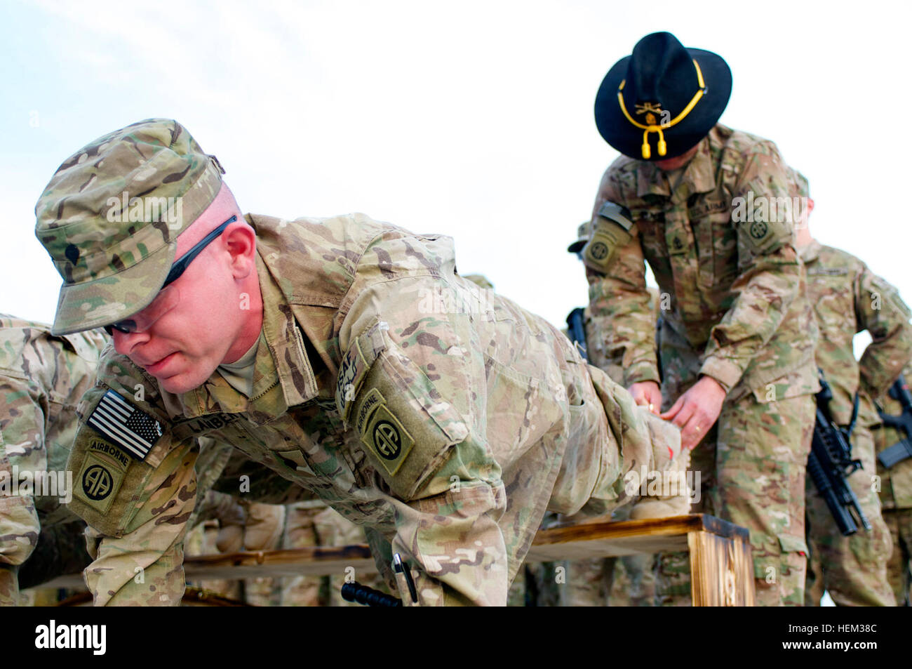 Stati Uniti Army Spc. Christopher Lambert, di Milano, Ohio, assume il push-up posizione mentre 1 Sgt. Byron Yeager, di Cove City, N.C., luoghi d'oro speroni di combattimento sui suoi piedi 2 marzo. Lambert e Yeager sono entrambi di servire con 82a combattere la Brigata Aerea, Task Force Saber, vicino a Jalalabad, Afghanistan. Speroni di oro sono presentati ai soldati di cavalleria che serve più di trenta giorni in combattimento in una unità di cavalleria, U.S. Cavalleria tradizione risalente alla guerra civile. Guadagnare speroni di combattimento 536702 Foto Stock