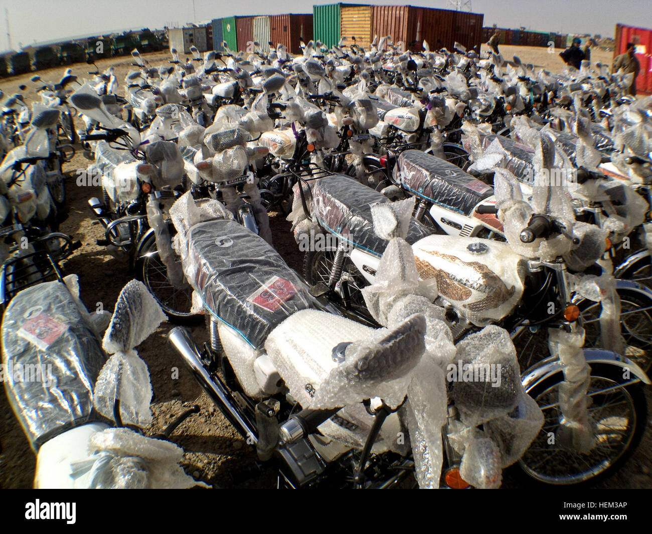 Nuovi motocicli per afghana per la polizia locale nella provincia di Helmand, in Afghanistan, in attesa di essere ispezionato e dipinta a Lashkar Gar provinciale punto di alimentazione in Lashkar Gah, provincia di Helmand, Afghanistan, 6 marzo 2012. Le moto saranno utilizzati dall'ALP per le pattuglie e le operazioni di polizia in tutta la provincia. ALP motocicli ispezionati in Lashkar Gar 120306-A-YI377-050 Foto Stock