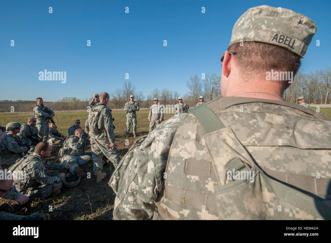 Membri della 818th discutere le loro prestazioni di operazioni militari sul terreno urbano esercizio a Fort Leonard Wood, Mo., Marzo 25, 2012. Ingegnere 818th azienda MOUT esercizio 120325-A-SL271-143 Foto Stock