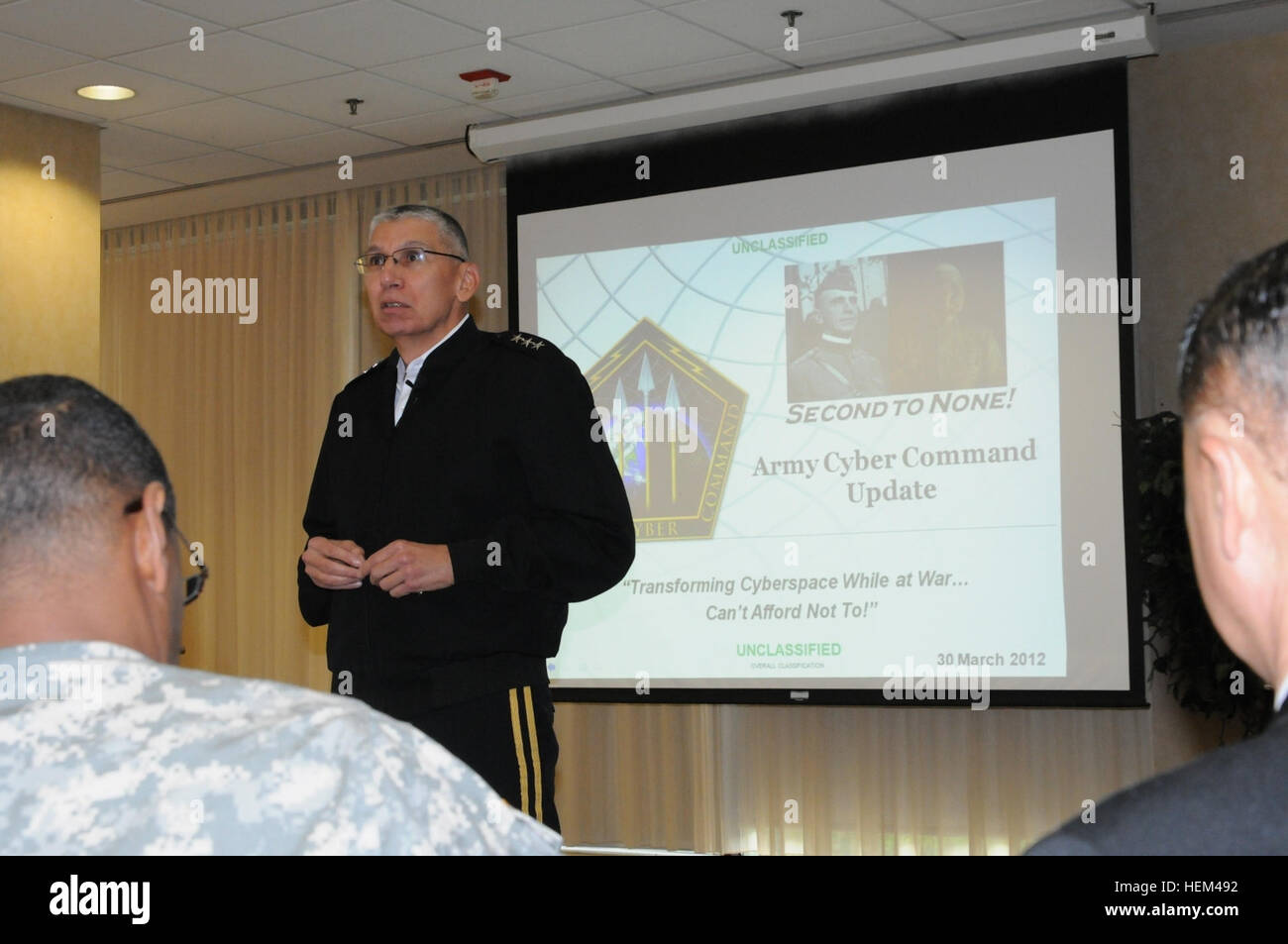 Lt. Gen. Rhett A. Hernandez, U.S. Esercito Cyber comando/ò esercito comandante generale, discute le strategie per proteggere le reti di computer e le minacce emergenti con i partecipanti delle rocce leadership nazionale e conferenza di formazione. 2012 rocce leadership nazionale e Training Conference 120330-A-YZ907-003 Foto Stock