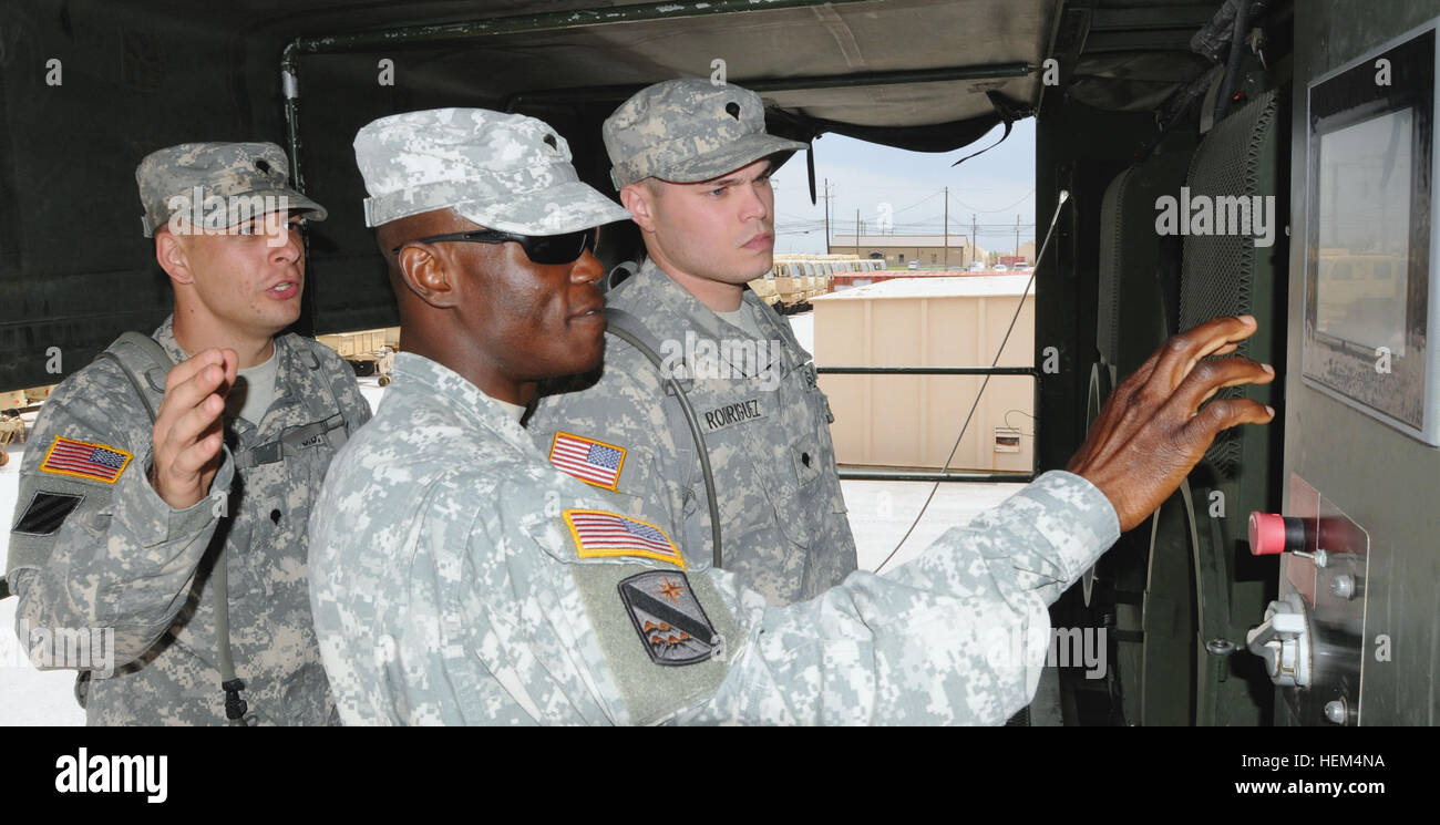 Spc. Travis Holdridge (sinistra), SPC. Richard Balogum (centrale) e SPC. Jose Rodriguez (destra) utilizzare il touch screen di controllo del servizio lavanderia Advanced System. I ragazzi possono lavare 200 libbre di servizio lavanderia in una sola volta durante il riciclo dell'acqua utilizzata. Ragazzi è una parte essenziale del mantenimento di soldati' uniformi e le attrezzature pulite oltremare, detto Holdridge. I tre soldati sono assegnati per la 157Quartermaster Company, 553rd lottare contro il supporto del battaglione di supporto, 4a supporto dei vigili del fuoco. Soldati prendere in consegna dopo le operazioni di lavanderia; mantenimento competenze, evitare costi supplementari 120416-A-GW702-003 Foto Stock