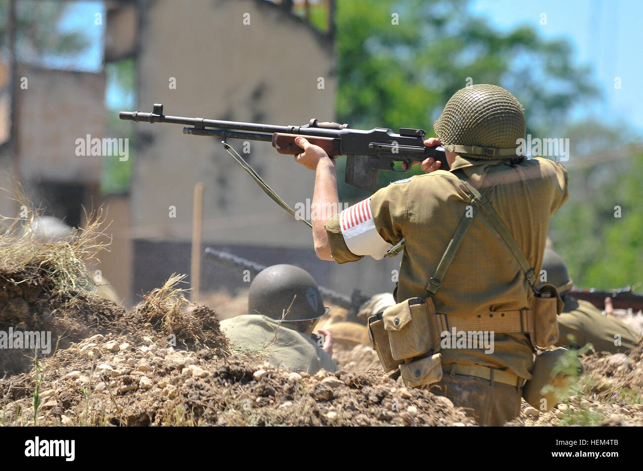 II Guerra Mondiale soldato americano spara la sua arma al nemico tedesco combattenti come parte di una rievocazione della battaglia di Montelimar durante il Texas forze militari Open House presso il Camp Mabry, Austin, Texas, 21 aprile 2012. La battaglia è uno dei momenti più significativi per la storia trentaseiesima divisione di fanteria. Soldati combattono per applausi ai militari di open house 564397 Foto Stock