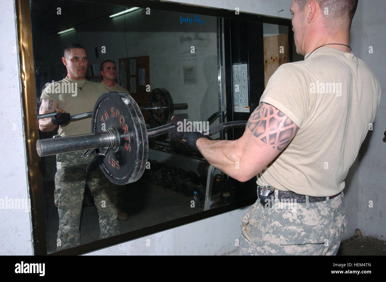 Corp. George Morales, un militare di funzionario di polizia assegnato all'293rd Polizia Militare società fuori di Fort Stewart, Ga., non bicipite riccioli mentre al "Dirty Boyz palestra" in avanti base operativa della Normandia, vicino a Muqdadiyah, Iraq, Feb. 18. La palestra è lentamente andando attraverso un processo di miglioramento grazie a due civili volontari che contribuiscono a mantenere l'impianto. Morales è un nativo di San Juan, Puerto Rico. (U.S. Esercito foto di Sgt. Armando Monroig, 5 Mobile degli affari pubblici distacco) civili la pompa 'Dirty Boyz' Palestra 37343 Foto Stock