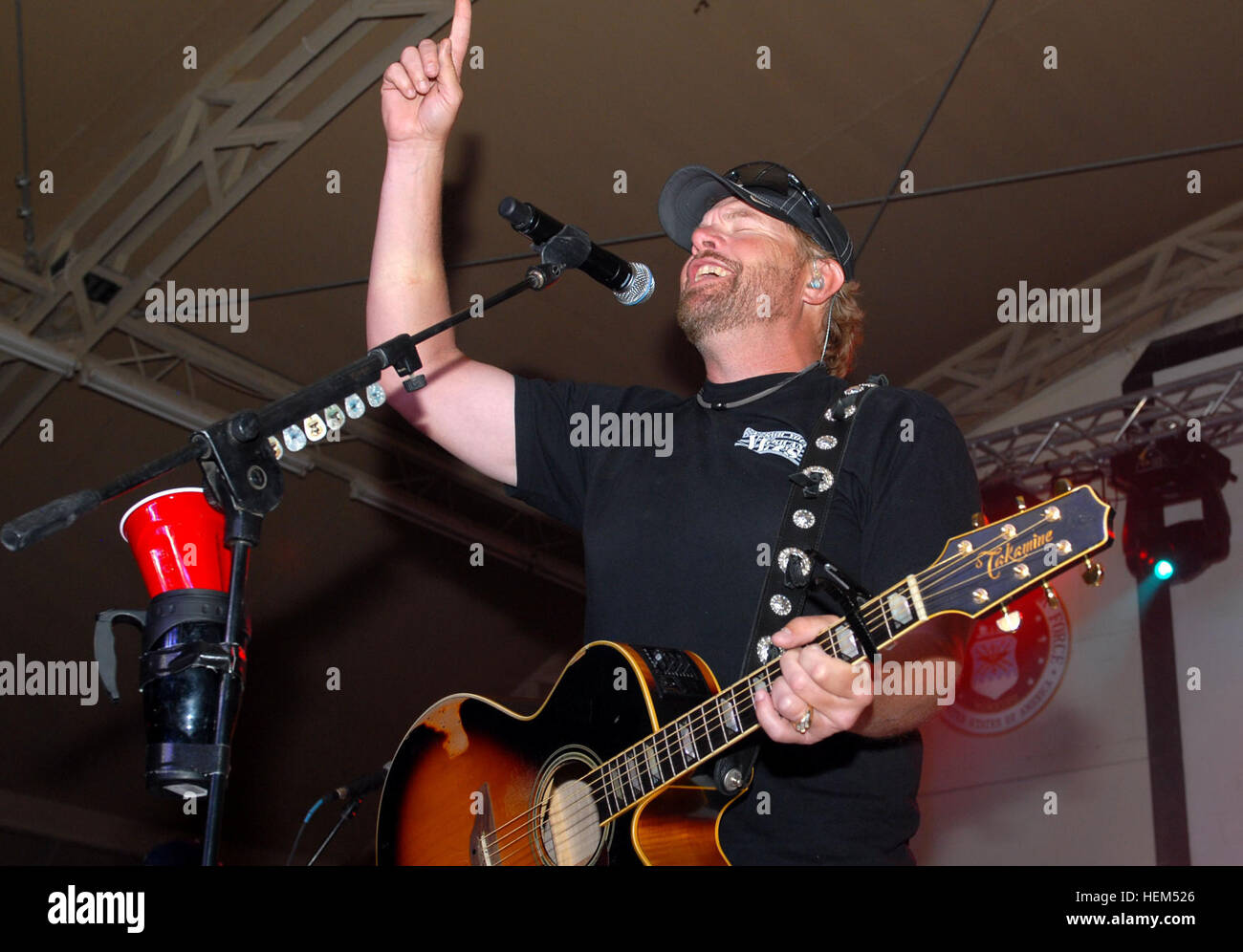 Country Music superstar e OSU veterano Toby Keith colpisce una nota alta cantando "American Ride' ad una folla di elementi di servizio e altri a Camp Buehring, Kuwait, 26 aprile. La riproduzione alla base, Toby Keith canta a Camp Buehring durante il suo "Live in Overdrive' OSU tour 120427-A-OQ455-001 Foto Stock