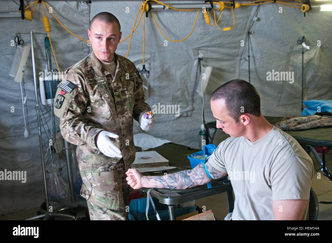 Sgt. David Sudduth, Un medico tecnico di laboratorio con il sangue 440th distacco, Fort Sam Houston, Texas, si prepara a prelevare il sangue dal 1 Lt. Daniel Brown, combinata Task Force Arrowhead, Aprile 26, 2012. Essendo un donatore di sangue in teatro è molto importante; sarà sicuramente a salvare vite umane, detto Sudduth. (U.S. Esercito foto di Sgt. Chris McCullough, combinata Task Force Arrowhead Affari pubblici) da un soldato a un altro; i donatori di sangue sono sempre nel bisogno 120427-A-ET795-012 Foto Stock