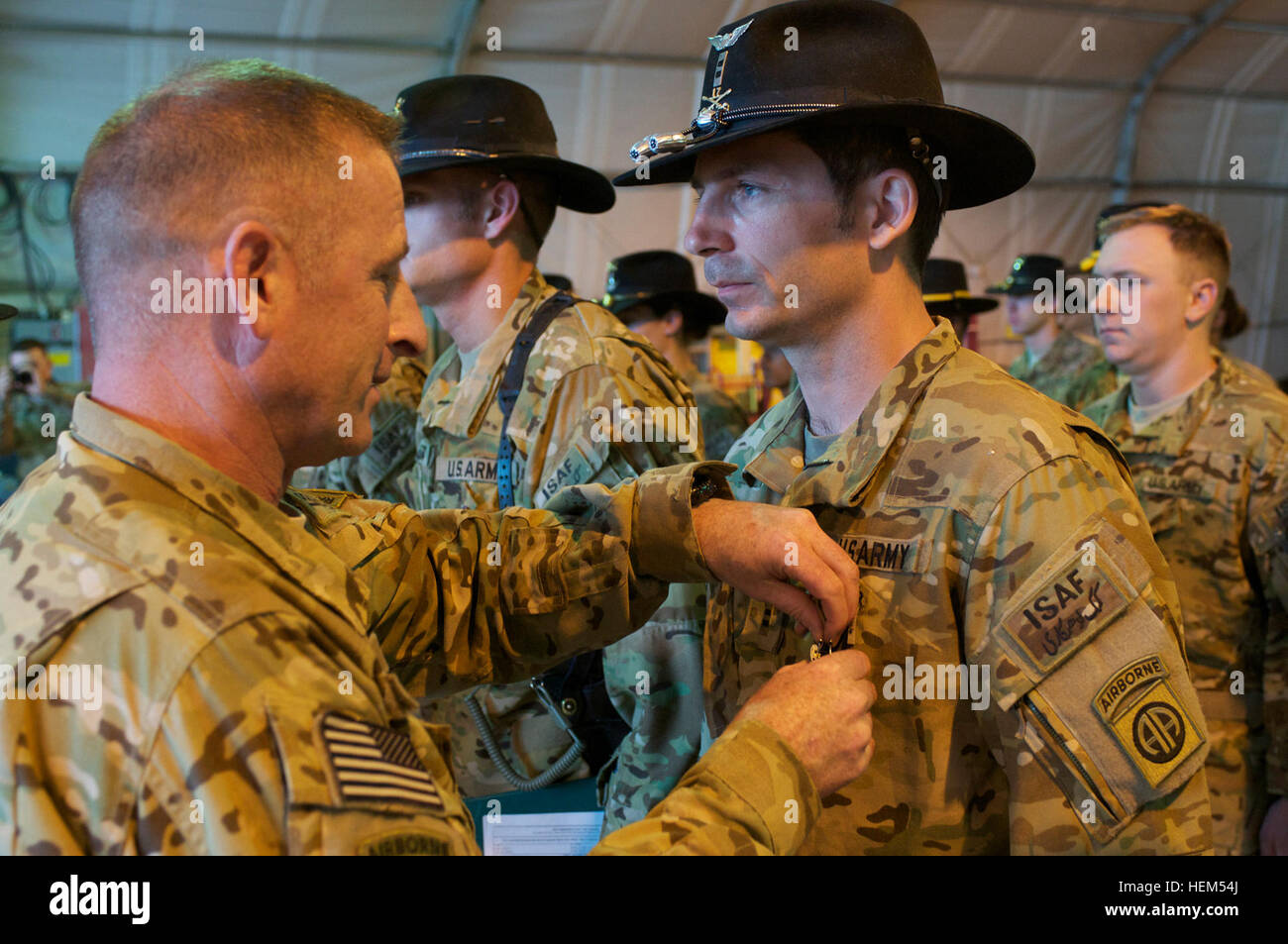 Stati Uniti Esercito Col. T.J. Jamison, ottantaduesima combattere Aviation comandante di brigata, della freccia tratteggiata, Okla., premi U.S. Army Chief Warrant Officer 2 Jason Smith, di Little Falls, N.Y., l'esercito di encomio medaglia con 'V' dispositivo per valorosi. Smith, insieme con altri Task Force Saber, 82a combattere la Brigata Aerea Kiowa Warrior piloti, salvato un esercito nazionale afghano convoglio che era stato assalito e fu sotto il fuoco nemico. Essi si pongono vicino al nemico in una ripida Valle, eseguire manovre difficili per salvare i soldati afgani imbrigliata nei loro veicoli. 82a combattere la Brigata Aerea piloti guadagnare un Foto Stock