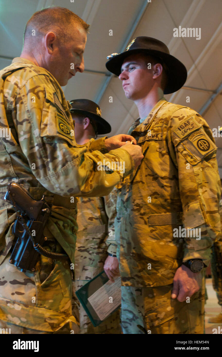 Stati Uniti Esercito Col. T.J. Jamison, ottantaduesima combattere Aviation comandante di brigata, della freccia tratteggiata, Okla., premi U.S. Army Chief Warrant Officer 2 Clifford Shaw, di Melbourne, Fla., l'esercito di encomio medaglia con 'V' dispositivo per valorosi. Shaw e altri tre Task Force Saber, ottantaduesima combattere Aviation Bridade Kiowa Warrior piloti salvato un esercito nazionale afghano convoglio che era stato assalito e fu sotto il fuoco nemico. Essi si pongono vicino al nemico in una ripida Valle, eseguire manovre difficili per salvare i soldati afgani imbrigliata nei loro veicoli. 82a combattere la Brigata Aerea piloti accumulare Air me Foto Stock