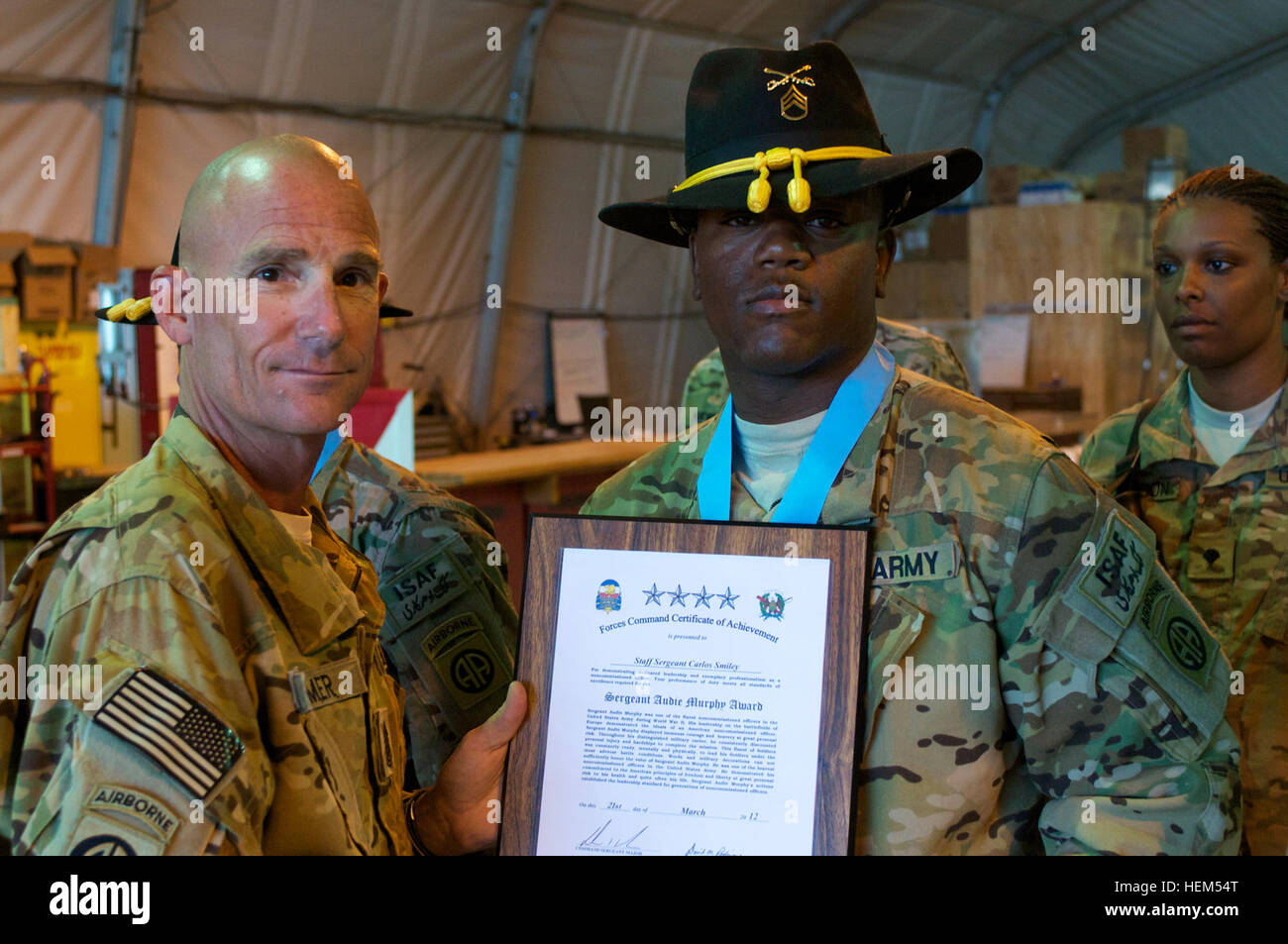 Il combattimento ottantaduesima Brigata Aerea il comando Sgt. Il Mag. Larry contadino, di San Diego, California, pone con Staff Sgt. Carlos sorridente di Oklahoma City, Okla., dopo aver presentato a lui con il sergente Audie Murphy award, 26 aprile. Sorridente e due altri Task Force Saber sottufficiali sono stati indotti nella Sgt. Audie Murphy club, un privato U.S. Organizzazione dell'esercito per sottufficiali la cui leadership risultati e prestazioni meritano un riconoscimento speciale. Murphy è stato il più decorate americano soldato di combattimento della Seconda Guerra Mondiale. 82a combattere la Brigata Aerea inducts sottufficiali Foto Stock