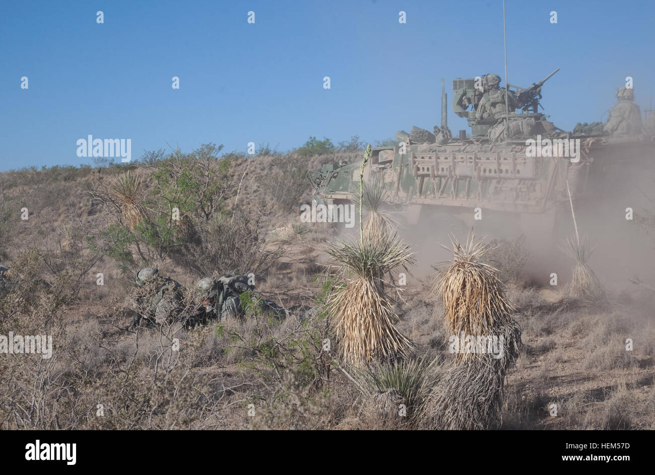 I soldati degli Stati Uniti assegnato alla truppa di alfa, 6° Stormo, 1° reggimento di cavalleria, 1° Stryker Brigade Combat Team, 1° Divisione Corazzate condurre un'operazione di compensazione come parte di esercizio di messa a fuoco di ferro a Fort Bliss, Texas, 1 maggio 2012. Lo scopo di ferro è stata messa a fuoco per preparare i soldati per le future distribuzioni. (U.S. Esercito foto di Spc. Simon Lee/RILASCIATO) Ferro Focus 120501-A-QP483-001 Foto Stock