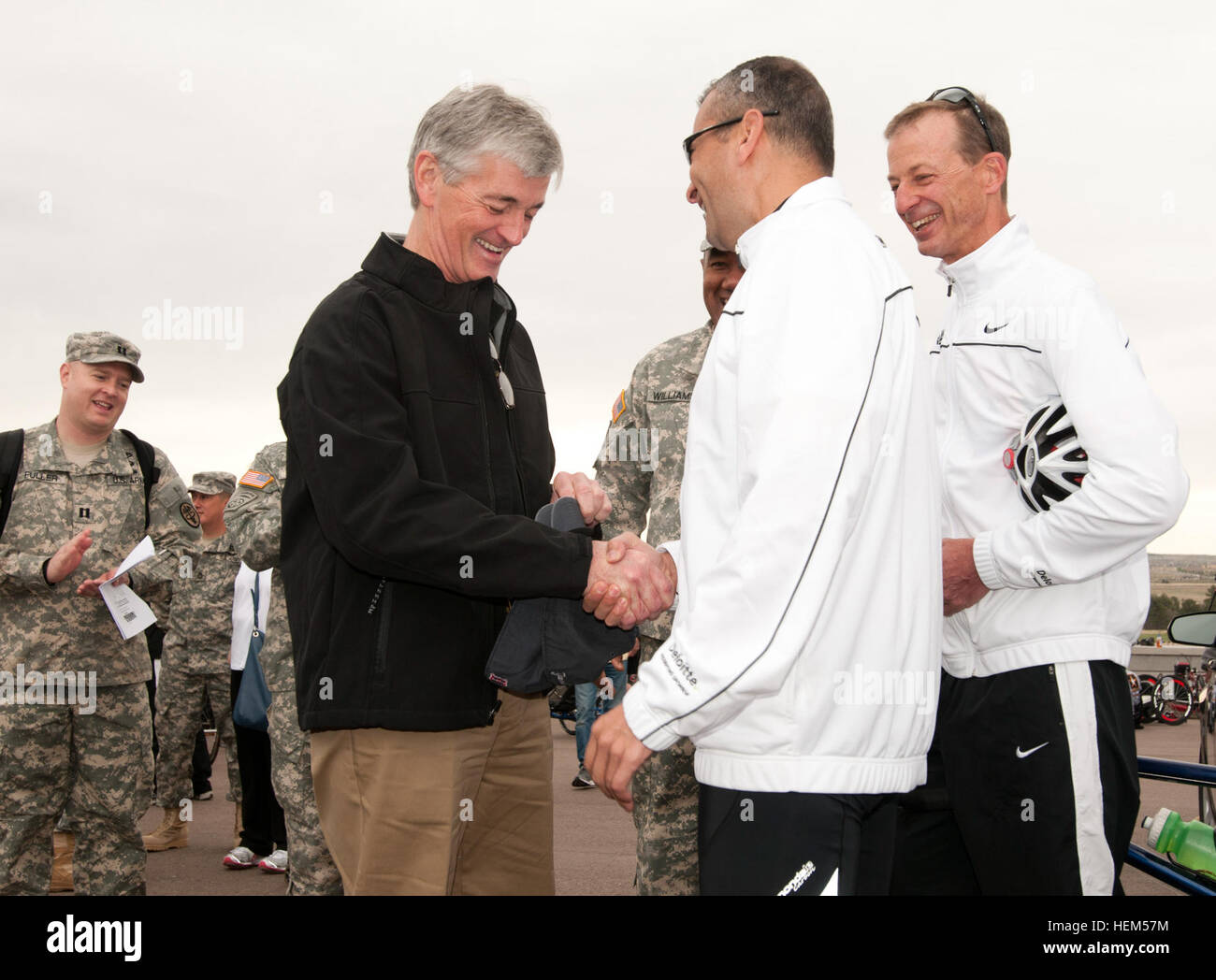 Segretario dell'esercito John McHugh soddisfa con soldati e veterani dell esercito che partecipano al terzo guerriero annuale Giochi, 1 maggio, 2012, in Colorado Springs, Colo. feriti e ammalati e feriti i membri del servizio e reduci dall'esercito, Marine Corps, Air Force, della Marina Militare, Guardia Costiera e il Comando Operazioni Speciali di competere in pista e sul campo, tiro, nuoto, ciclismo, tiro con l'arco, basket in carrozzella e seduta pallavolo durante il guerriero giochi. 2012 Warrior - Giochi Ciclismo 120501-A-AJ780-009 Foto Stock