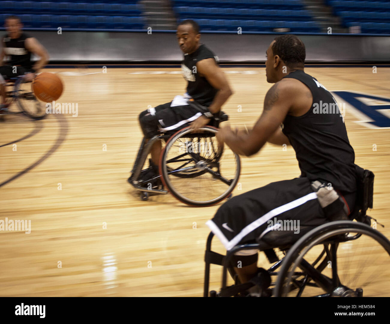 I membri dell'esercito era il Guerriero giochi di squadra di pallacanestro di pratica durante il terzo guerriero annuale Giochi, 1 maggio, 2012, in Colorado Springs, Colo. feriti e ammalati e feriti i membri del servizio e reduci dall'esercito, Marine Corps, Air Force, della Marina Militare, Guardia Costiera e il Comando Operazioni Speciali di competere in pista e sul campo, tiro, nuoto, ciclismo, tiro con l'arco, basket in carrozzella e seduta pallavolo durante il guerriero giochi. 2012 Warrior - Giochi Pallacanestro 120501-A-AJ780-018 Foto Stock