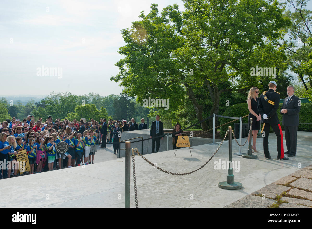 La British Royal Army capitano (Prince) Harry Wales, parla con il Sig. Patrick Hallinan, sovrintendente, il Cimitero Nazionale di Arlington durante una visita al Presidente John F. Kennedy è luogo di sepoltura nel cimitero di Arlington, Virginia, 10 maggio 2013. (U.S. Esercito Foto di Sgt. Laura Buchta/RILASCIATO) il principe Harry del Galles Arlington visita 130510-A-VS818-232 Foto Stock