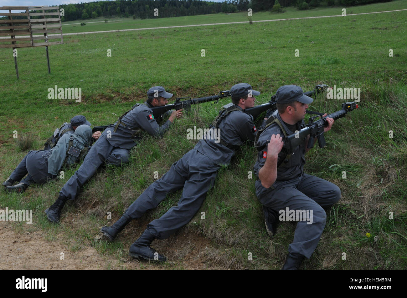 Soldati ucraini, replicando afgano polizia uniforme, ritorno il fuoco contro i combattenti nemici durante una guida operativa Liaison Team (evitare) esercizio presso la multinazionale comune disponibilità centro in Hohenfels, Germania, 9 maggio 2012. Evitare XXIII e polizia guida operativa Liaison Team (POMLT) VII formazione sono progettati per preparare i team per la distribuzione in Afghanistan con la capacità di formare, consigliare e abilitare la nazionale afghano di forza di sicurezza in aree come di controinsurrezione, combattere la consulenza e la forza che consente le operazioni di supporto. (U.S. Esercito foto di Sgt. Robert fogli/Non rilasciato) Foto Stock