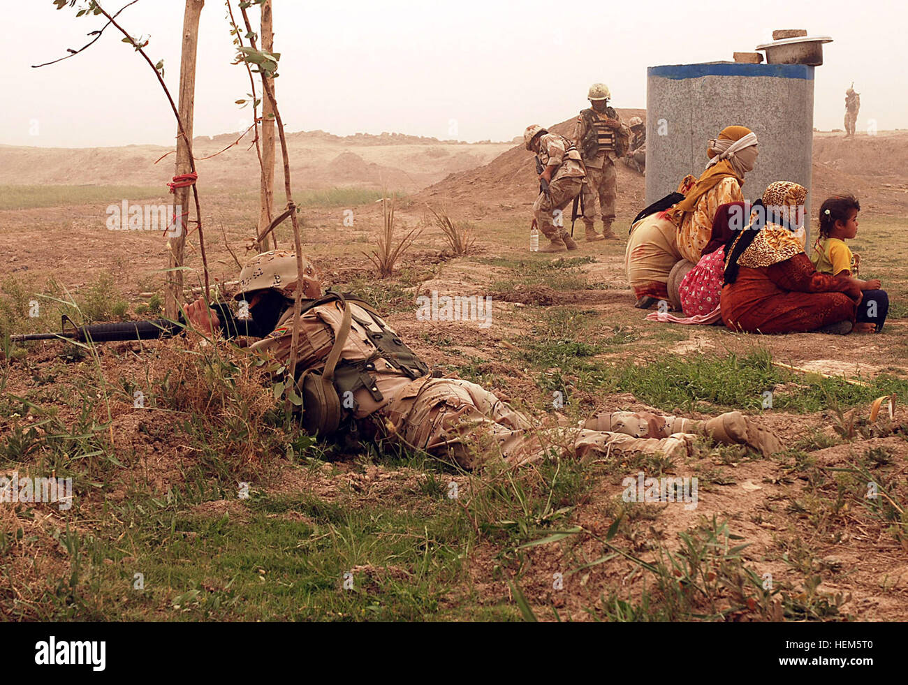 Un esercito iracheno soldato da trentaseiesima brigata meccanizzata tira la sicurezza durante una cache-operazione di compensazione 17 Aprile in Fahad Fadhil, a nord-ovest di Baghdad. Soldati IA ha lavorato con i soldati dalla società B, 52nd Reggimento di Fanteria attaccata al primo battaglione, 27 Reggimento di Fanteria "Wolfhound," seconda Stryker Brigade Combat Team, XXV divisione di fanteria, Divisione multinazionale - Bagdad, per individuare le armi e munizioni memorizza nella cache nell'area. (U.S. Foto esercito/Sgt. Waldemar Rivera) IA, guerrieri ricerca delle cache 85094 Foto Stock