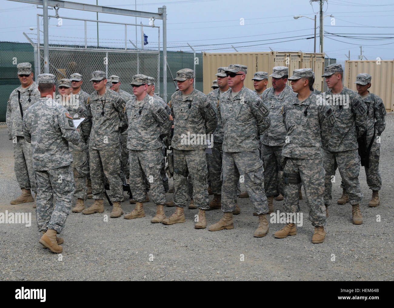 New York esercito Guardia Nazionale cittadino-soldato della 107th Polizia Militare è stata ultimata a quasi un anno di distribuzione per Joint Task Force-Guantanamo questo mese. Membri di Utica, N.Y., con sede unità stand in formazione prima dell inizio del turno del dazio. NY Guard capi unità home da Guantánamo Bay 120514-A-YK528-337 Foto Stock