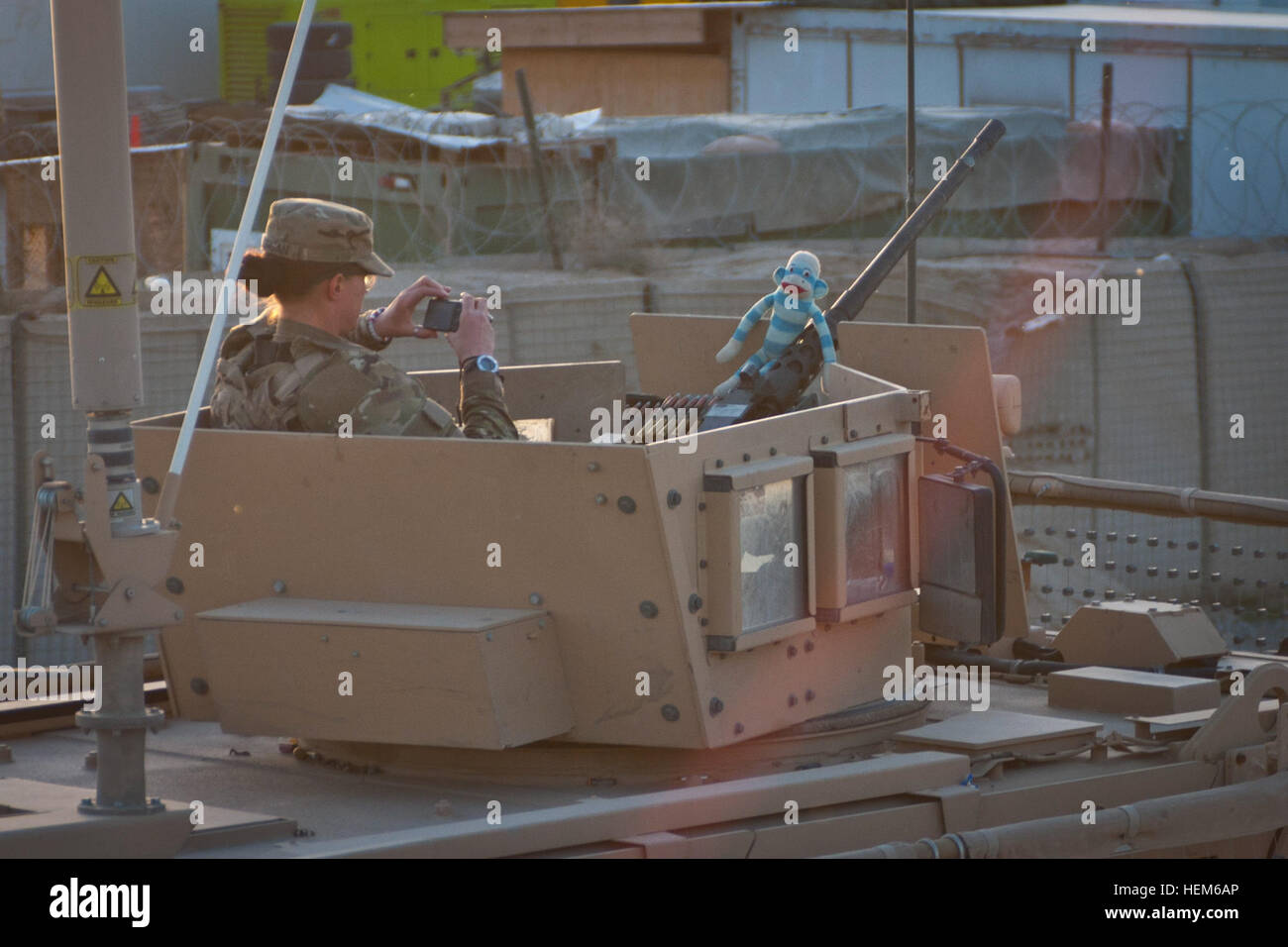 Provincia di Ghazni, Afghanistan -- STATI UNITI Army Spc. Robin Morgan, nativo di Pine Prairie, La., che serve come un tiratore per la Louisiana National Guard 1086th dell azienda di trasporti, Task Force Muleskinner, prende una foto souvenir di un amico prima di rotolare su un convoglio di Bagram Air Field 23 maggio. Il 1086th stava terminando fino a 5 giorno, 400 miglia di missione da BAF per inoltrare una base operativa guerriero e torna in Afghanistan del famigerato autostrada1. (U.S. Esercito foto di Sgt. Ken cicatrice, 7° MPAD) Notte convoglio all autostrada 1 120523-A-ZU930-010 Foto Stock