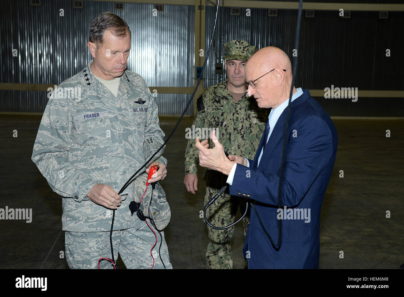 Fred Wittmer, direttore di forniture, 405 Campo dell'esercito battaglione di supporto, (destra) Discutere le attività di manutenzione con Gen. William M. Fraser III, comandante generale, U.S. Air Force trasporto comando, (sinistra) durante la sua visita alla sezione relativa alla manutenzione dell'esercito 405 Supporto campo battaglione situato nel Camp Darby Italia, 11 febbraio, 2013 mentre MG Brown guarda a. (Foto di Vincenzo Vitiello/RILASCIATO) US Air Force trasporto il comando gen. William M. Fraser III, visite Camp Darby Italia 130211-A-IG394-087 Foto Stock