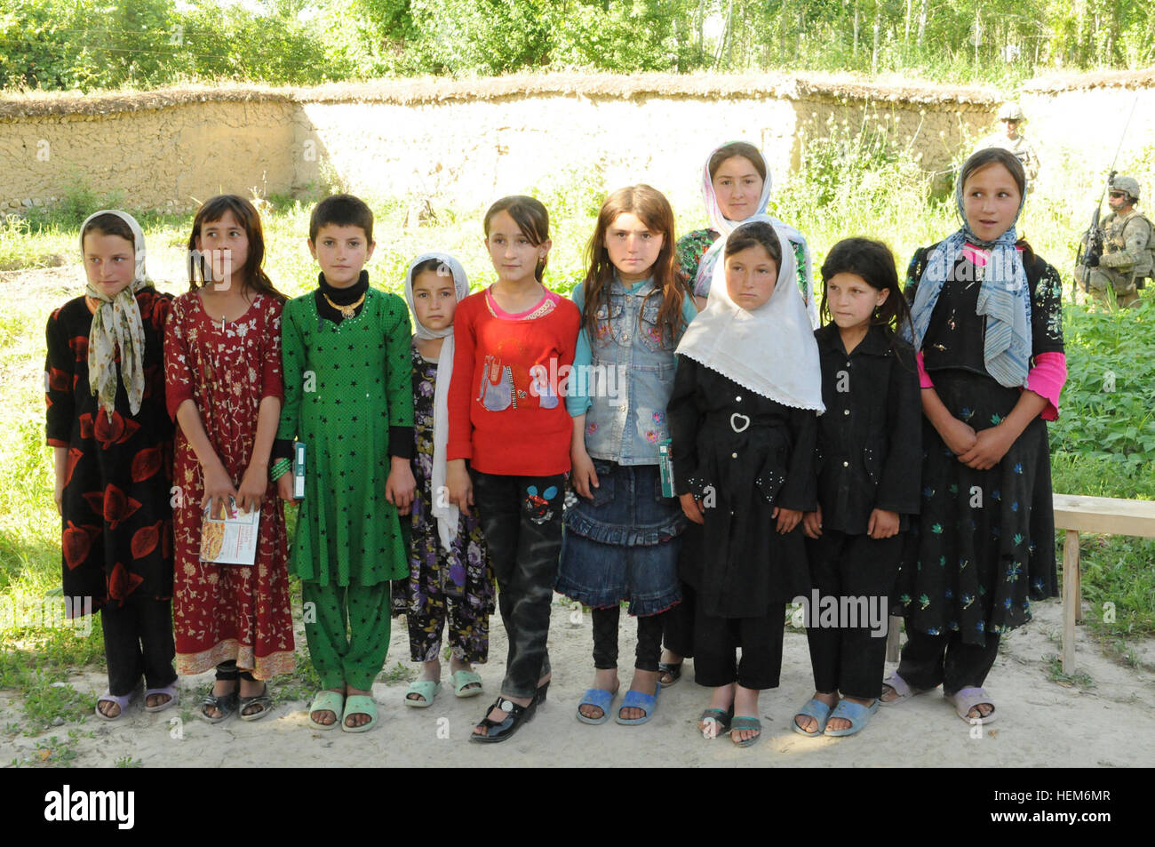 Giovani ragazze afgane si riuniranno presso la struttura medica di Khwahan, Badakshan Provincia, Afghanistan, 3 giugno 2012. La zona 5 Forza di sicurezza del team di assistenza assegnato alla trentasettesima brigata di fanteria Team di combattimento supervisionato un medical civic programma di azione nel villaggio. (37Th IBCT foto di Sgt. Kimberly agnello) (rilasciato) giovani ragazze da Afghanistan settentrionale-2012 Foto Stock