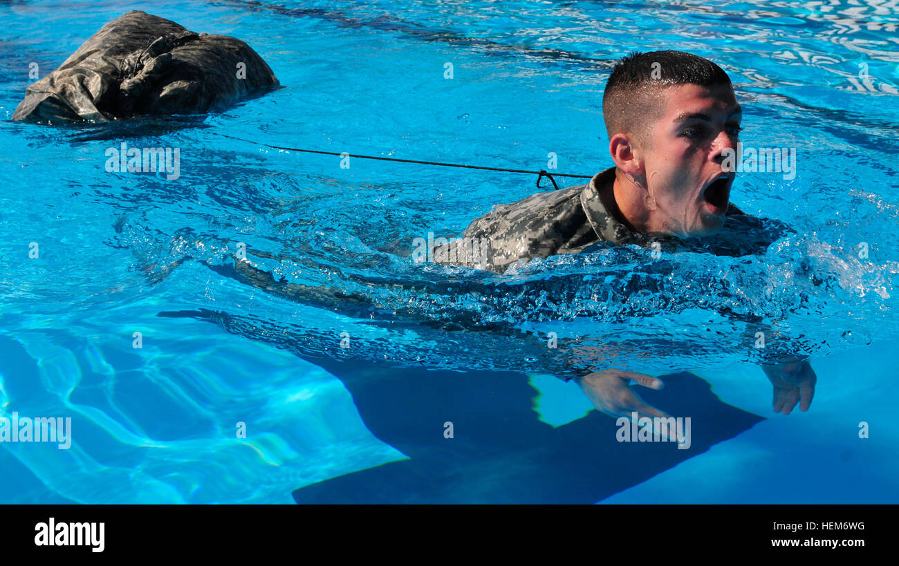 Spc. Joel Morgan, piccoli bracci riparatore, la società B, quarta brigata battaglione di supporto, quarta brigata Team di combattimento, 4a divisione di fanteria, tira un 100-pound zattera durante un combattimento nuotare evento, parte del cavallo di ferro alla settimana a Fort Carson Piscina esterna, 6 giugno 2012. Durante il cavallo di ferro alla settimana, i soldati e le loro famiglie hanno avuto il tempo di rilassarsi, impegnarsi in una competizione amichevole e celebrare il IV Inf. Div.'s legacy di Outstanding Achievement. Rock band Daughtry conclude Iron Horse settimana a Fort Carson 120606-A-LF915-864 Foto Stock