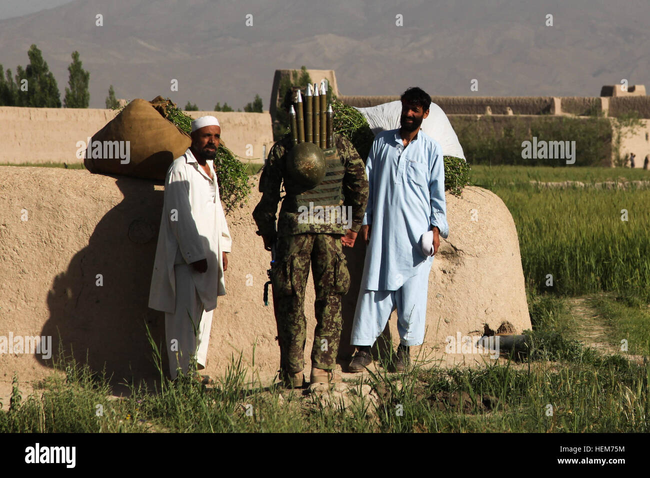 Un esercito nazionale afghano soldato colloqui con gli agricoltori locali nel villaggio Tatanak, Paktya provincia, Afghanistan, 14 giugno 2012. L'ANA e soldati degli Stati Uniti dalla società di cane, 3° Battaglione, 509a Reggimento di Fanteria (airborne), Task Force 4-25, erano in Tatanak per cercare le cache di arma e disgregare nemico attività. Cache search 120614-un-PO167-289 Foto Stock