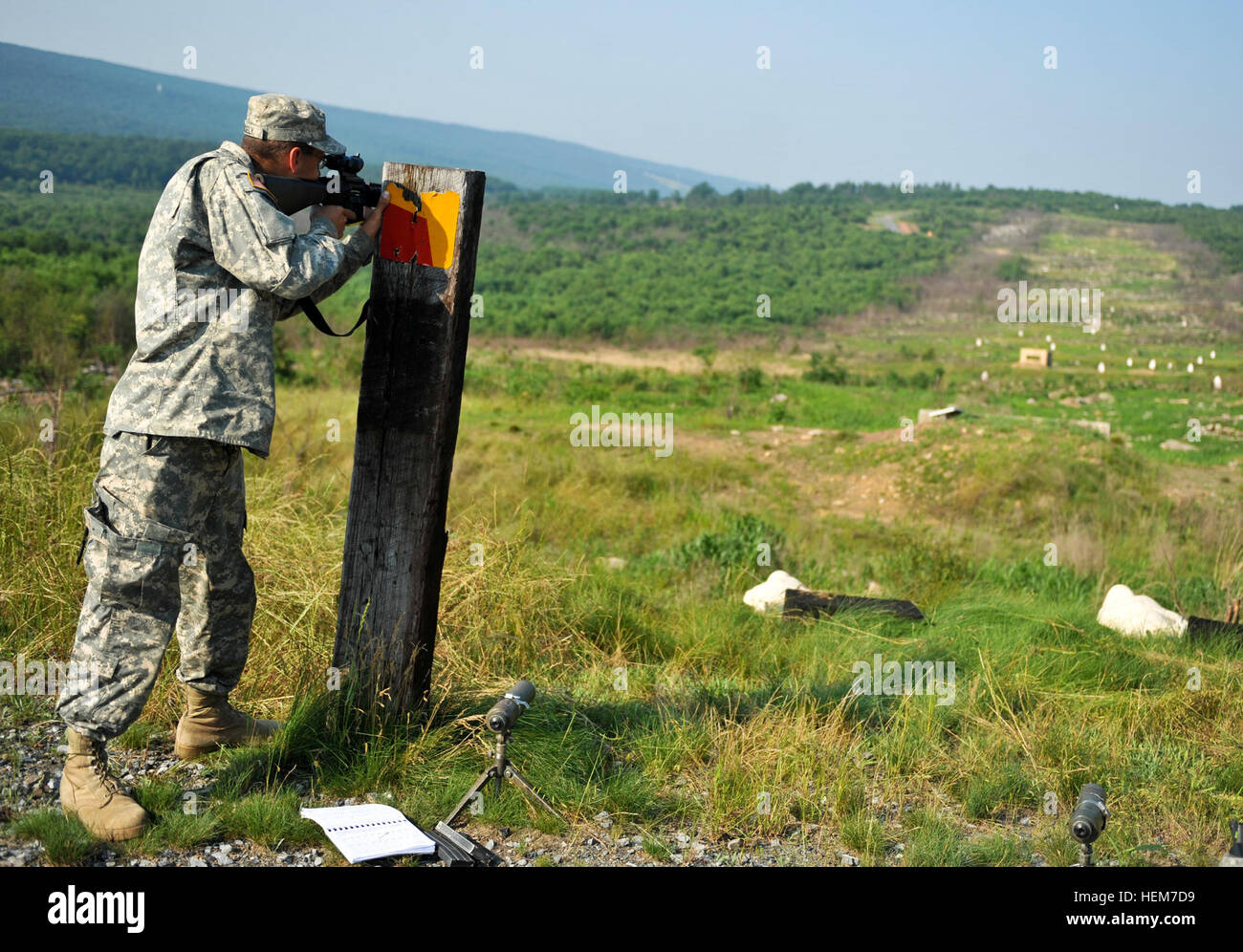 In Pennsylvania esercito nazionale Guard Spc. William piacevolmente, 28 Polizia militare Company, corregge se stesso come egli tenute varia a vari bersagli su una distanza incognita corso, Giovedì, Giugno 25, 2012 a Fort Indiantown Gap, Pa. gli studenti nella squadra designata marksman corso appaiate in squadre di spionaggio e di tiratori e obiettivi impegnato a 600 metri. Guardando al futuro a Fort Indiantown Gap 120621-A-GA661-017 Foto Stock