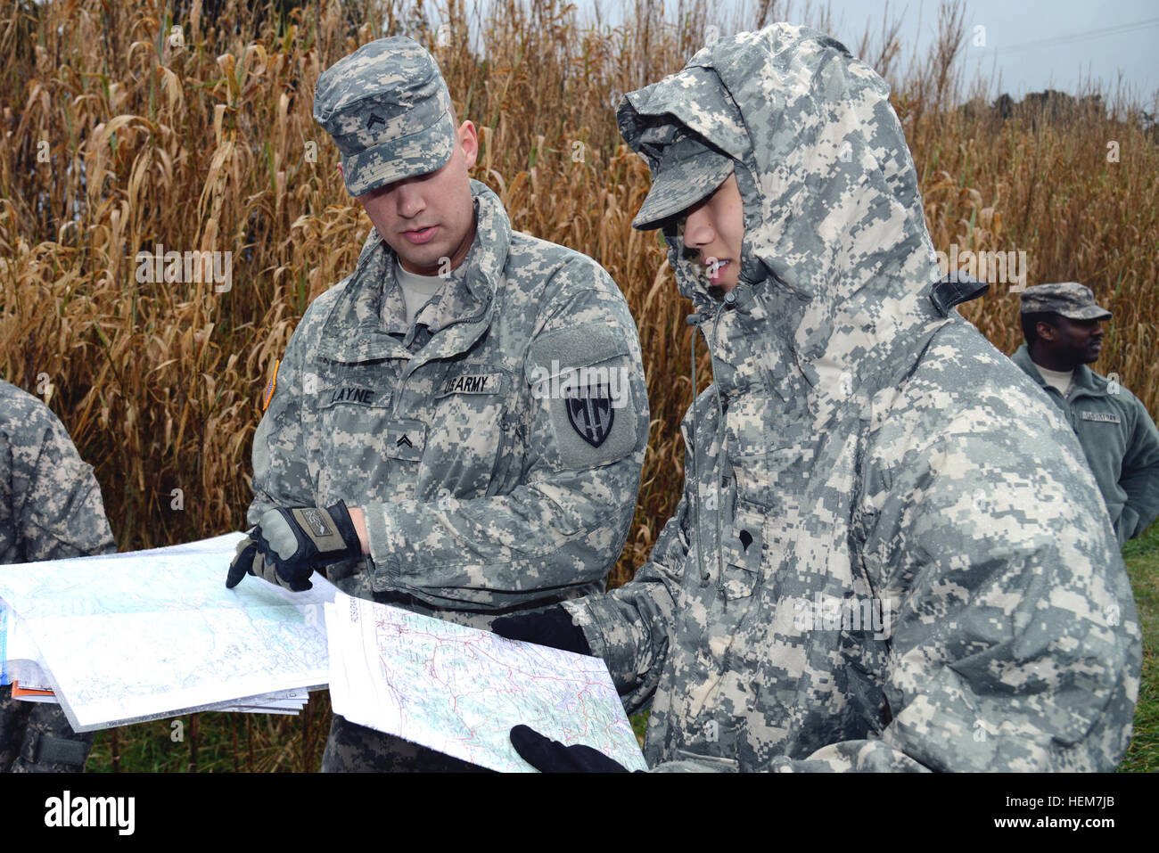 Stati Uniti Esercito Cpl. Aaron Layne, sinistra e SPC. Danny Ith, sia con il 511th Polizia Militare plotone, plot punti sulla linea di rotta su una mappa durante la partecipazione a una navigazione terrestre sfida durante il miglior guerriero della concorrenza a Camp Darby a Livorno, Marzo 6, 2013. (U.S. Foto dell'esercito da Elena Baladelli/RILASCIATO) miglior guerriero concorrenza 2013 130307-A-II094-025 Foto Stock