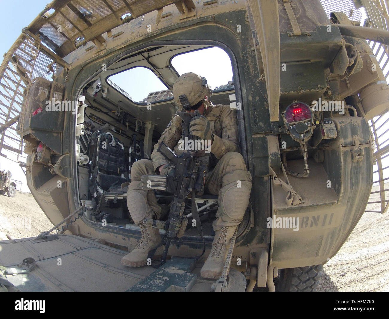 Un fante con sede e società di sede del primo battaglione, diciassettesimo Reggimento di Fanteria, seconda divisione di fanteria, pulisce la polvere fuori la sua M4 carbine durante il funzionamento Buffalo Thunder II nel distretto di Shorabak, Afghanistan, 28 giugno 2012. L'esercito STARRS programma segue i soldati prima, durante e dopo le distribuzioni per cercare di identificare i fattori che possono comportare rischi per i soldati' il benessere emotivo e il livello complessivo di salute mentale. Flickr - STATI UNITI Esercito - pulizia arma Foto Stock