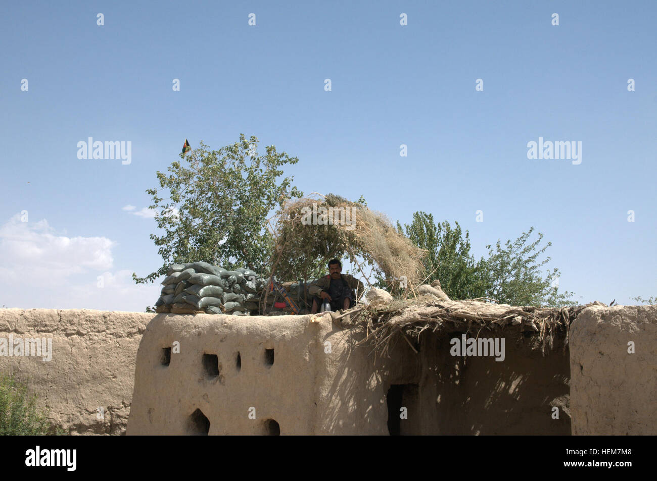 Un Afghanistan poliziotto locale mans suo posto di osservazione nel villaggio di Pankilla nel quartiere Zharay, Afghanistan Giugno 29. La Afghan Polizia locale vive e lavora tra le persone al fine di governare la criminalità e assistere le forze militari con sicurezza. Grandi progressi in un posto poco 618631 Foto Stock