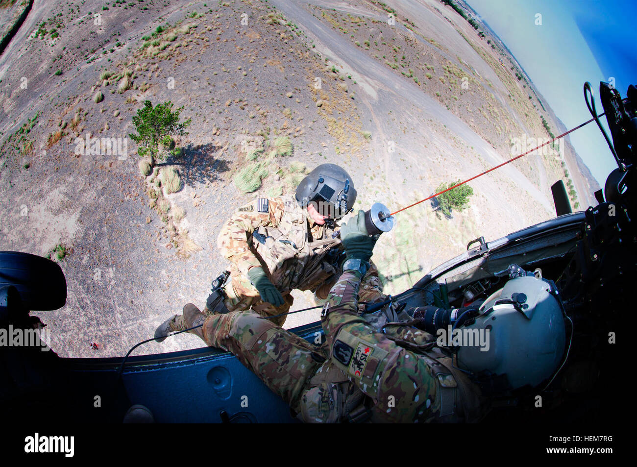 Stati Uniti Army Spc. Terry Mills, di Brandon, Miss., tira U.S. Il personale dell'esercito Sgt. Ryan Stumpff, Fort Bragg, N.C., in un Black Hawk medevac elicottero 4 Luglio in provincia Khowst, Afghanistan. Il Valkyrie medevac equipaggio stava praticando il paranco tecniche di estrazione in avanti su una base operativa di Salerno. La loro formazione è stata chiamata ad azione più tardi quello stesso giorno durante un urgente medevac chiamata che ha richiesto un totale di cinque montacarichi nella struttura ad albero-e-boulder disseminato il terreno, rendendo il funzionamento sia difficile e pericoloso. Il motivo per cui serviamo, US Army National Guard Spc. Terry Mills 647566 Foto Stock