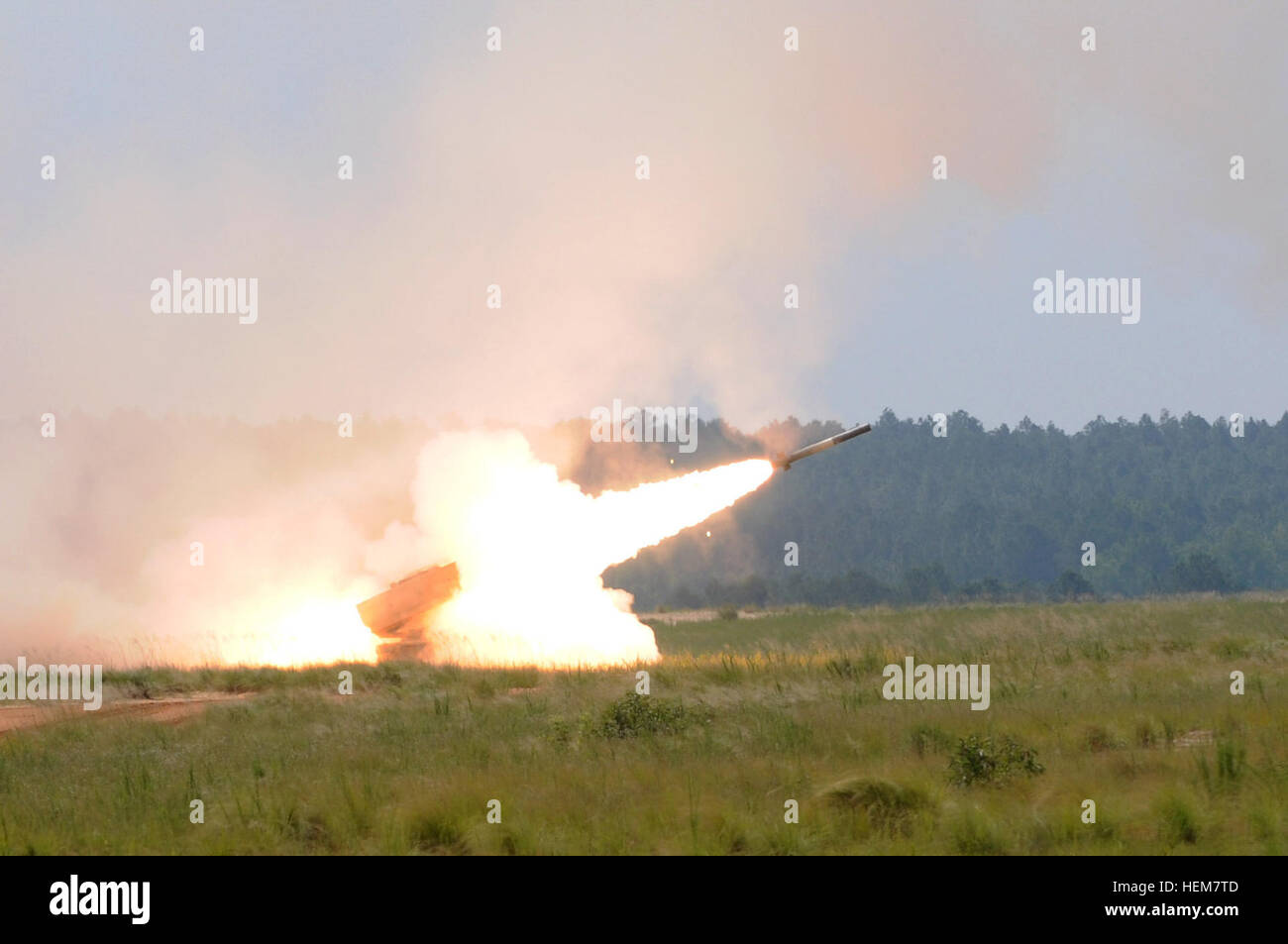 Il secondo battaglione, 319Airborne campo reggimento di artiglieria, 2° Brigata Team di combattimento, ottantaduesima Airborne Division, ha partecipato a Molly Pitcher giorno in Sicilia nella zona di caduta 6 luglio. Centinaia di paracadutisti, le famiglie, gli amici e gli ospiti si sono riuniti sotto il camuffamento militare netting di osservare dal vivo un fuoco dimostrazione del M142 High Mobility Artillery Rocket System (HIMARS) dalla zona di caduta. Si tratta di una rara occasione per i civili di assistere dal vivo a fuoco d'artiglieria. "Olly brocca", chi è il vero nome era Maria Hayes, era la moglie di un artilleryman durante la guerra rivoluzionaria. Come molte mogli, Hayes fu presente su Foto Stock