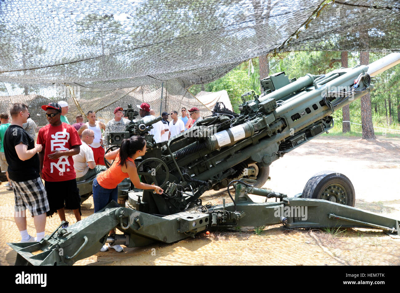 Il secondo battaglione, 319Airborne campo reggimento di artiglieria, 2° Brigata Team di combattimento, ottantaduesima Airborne Division, ha partecipato a Molly Pitcher giorno in Sicilia nella zona di caduta 6 luglio. Centinaia di paracadutisti, le famiglie, gli amici e gli ospiti sono stati in grado di ottenere le mani su esperienza con artiglieria differenti sistemi di armamenti. "Olly brocca", chi è il vero nome era Maria Hayes, era la moglie di un artilleryman durante la guerra rivoluzionaria. Come molte mogli, Hayes era presente sul campo di battaglia per fornire i soldati con acqua durante la lotta. Quando i soldati erano assetati avrebbero gridare "Olly, lanciatore,' per avere una presa di diagnosi Foto Stock