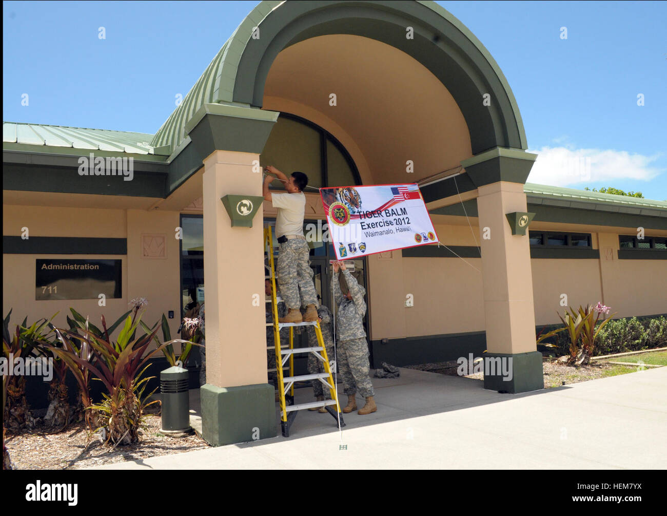 I soldati dell'esercito delle Hawaii National Guard per appendere un banner per il bilaterale annuale di esercizio noto come Tiger Balm a soffietto Air Force Station regionale istituto di formazione in Waimanalo, Hawaii, 9 luglio. L'esercizio annuale è progettato per creare, promuovere e mantenere le relazioni tra il Singapore delle forze armate degli Stati Uniti e delle forze armate. (Foto di Spc. Erin J. Quirke, 115 Mobile degli affari pubblici distacco) Banner viene sollevata per Tiger Balm 2012 626948 Foto Stock