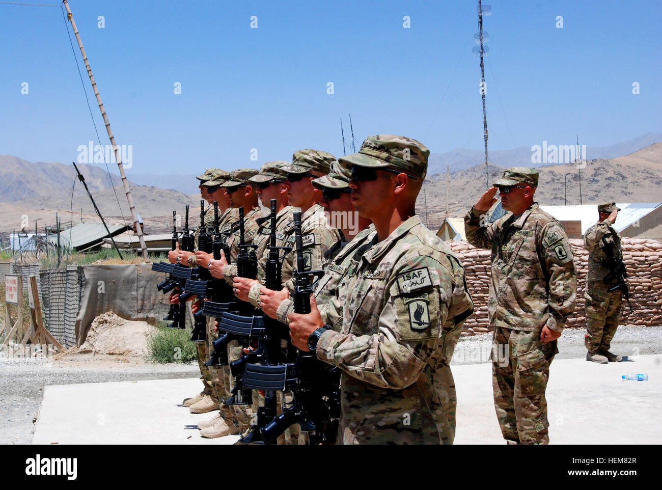 Provincia di Logar, Afghanistan -- soldati del 173rd Airborne Brigade Combat Team salute mentre 'rubinetti' viene riprodotto durante una cerimonia commemorativa per sei soldati caduti dal 978th Polizia Militare Azienda a inoltrare una base operativa Airborne in Afghanistan la provincia di Wardak, luglio 14, 2012. Il personale Sgt. Ricardo Seija, SPC. Trevor Adkins, SPC. Erica Alecksen, SPC. Alejandro Pardo, SPC. Cameron Stambaugh e SPC. Clarence Williams III sono stati uccisi quando il loro veicolo colpito un IED mentre su un percorso gioco patrol, Luglio 8, 2012 (foto: Army Sgt. Michael Spada, TF 173 Affari pubblici) 978th MPs onore 6 k Foto Stock