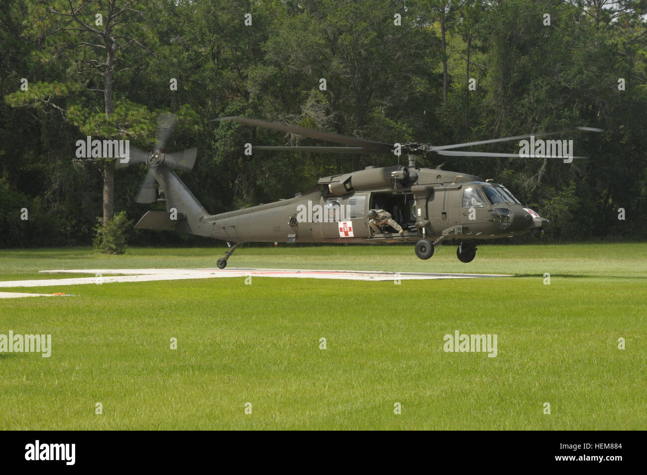 Un esercito di Florida National Guard UH-60M Black Hawk elicottero atterra durante un comune di Guardia Nazionale e la riserva di esercito di evacuazione medica operazione presso il centro medico piazzola di atterraggio su Camp Blanding Fla., luglio 20, 2012. (U.S. Esercito foto di Sgt. 1. Classe Clinton legno/RILASCIATO) Joint Medevac funzionamento 120720-A-HX398-013 Foto Stock