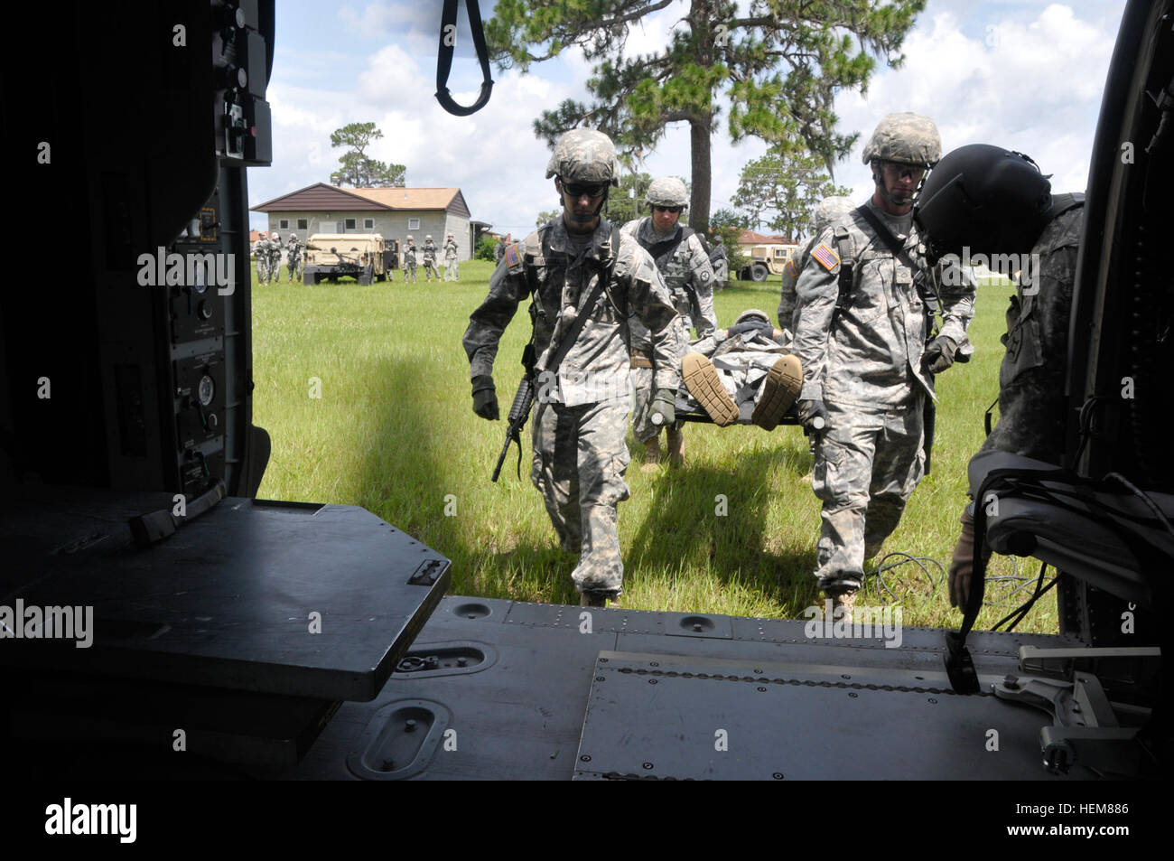 Stati Uniti Army Spc. Jared N. Whiteman, sinistra e PFC. Joel D. Birtel, sia con la 320Polizia Militare Company, imparare a eseguire una simulazione di incidente piedi prima durante un giunto Florida esercito Guardia Nazionale e Riserva evacuazione medica di funzionamento al Camp Blanding Fla., luglio 20, 2012. (U.S. Esercito foto di Sgt. 1. Classe Clinton legno/RILASCIATO) Joint Medevac funzionamento 120720-A-HX398-124 Foto Stock