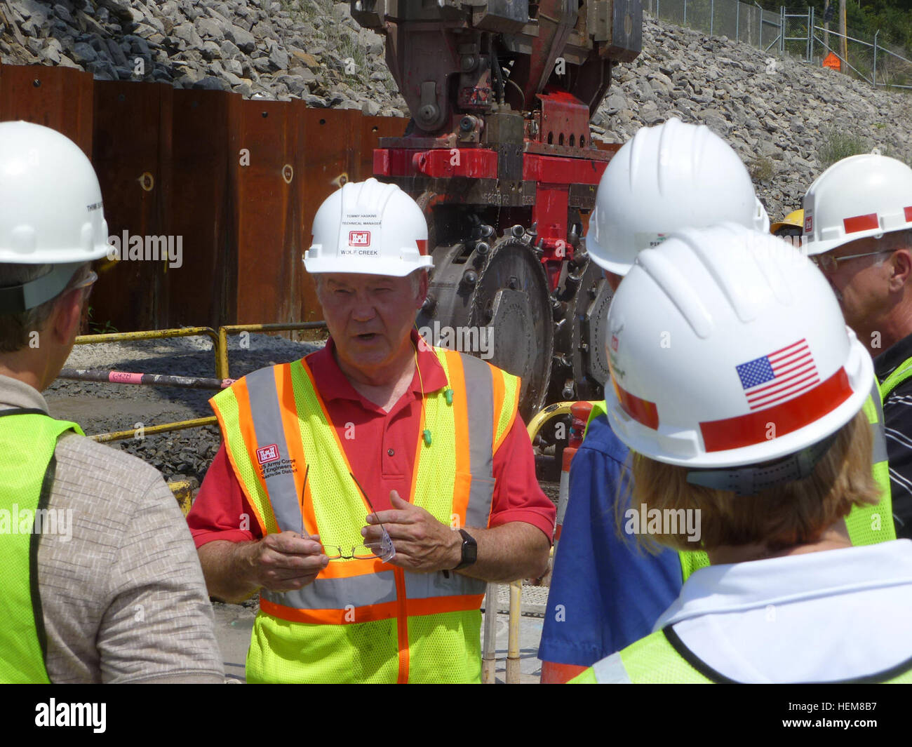 Tommy Haskins, U.S. Esercito di ingegneri Nashville District manager tecnico per il Wolf Creek Dam Fondazione Progetto di risanamento in Jamestown, Ky., mutandine il 2011 Post-Flood la valutazione delle prestazioni del team dal quartier generale USACE durante un tour del progetto della piattaforma di lavoro il 25 luglio 2012. La sede centrale superiore team ha visitato la diga che cerca di identificare le potenziali revisioni ad acqua manuali di controllo, e raccomandare modifiche operative, sia all'interno e al di fuori di quelle esistenti e le autorità politiche. (USACE foto di Chris Hesse) superiore sede osserva come Cumberland River Basin supportato Foto Stock