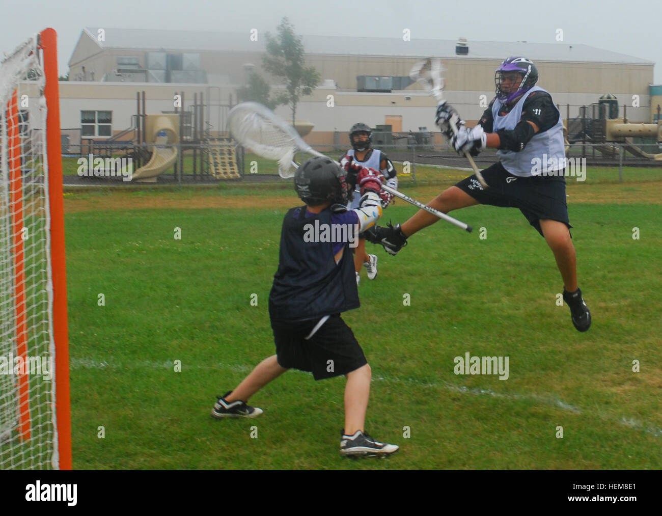 La Minnesota Esercito Nazionale Guardia, in collaborazione con la National Lacrosse Campionato del Minnesota Swarm e la Fond du Lac Banda del Lago Superior Chippewa ha partecipato al terzo anno Lax-4-vita Camp, un corso di cinque giorni, quattro-notte lacrosse camp per Native American ragazzi e ragazze, luglio 23-27 sul Fond du Lac Prenotazione. Lax-4-vita è a livello nazionale ha elogiato il camp che ha ricevuto il riconoscimento da parte della Amministrazione Obama per i suoi sforzi nel promuovere uno stile di vita sano scelte per i nativi americani della gioventù. La Guardia Nazionale Supporta Native American Youth a lacrosse camp 120726-A-OX951-170 Foto Stock