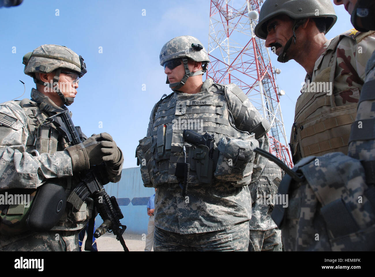 Da sinistra) Lt. Col. Richard C. Kim, comandante del secondo battaglione,  325Airborne Reggimento di Fanteria, ottantaduesima Airborne Division, parla  di Lt. Gen. Ray odierno, comandante del corpo multinazionale - Iraq e Briga.