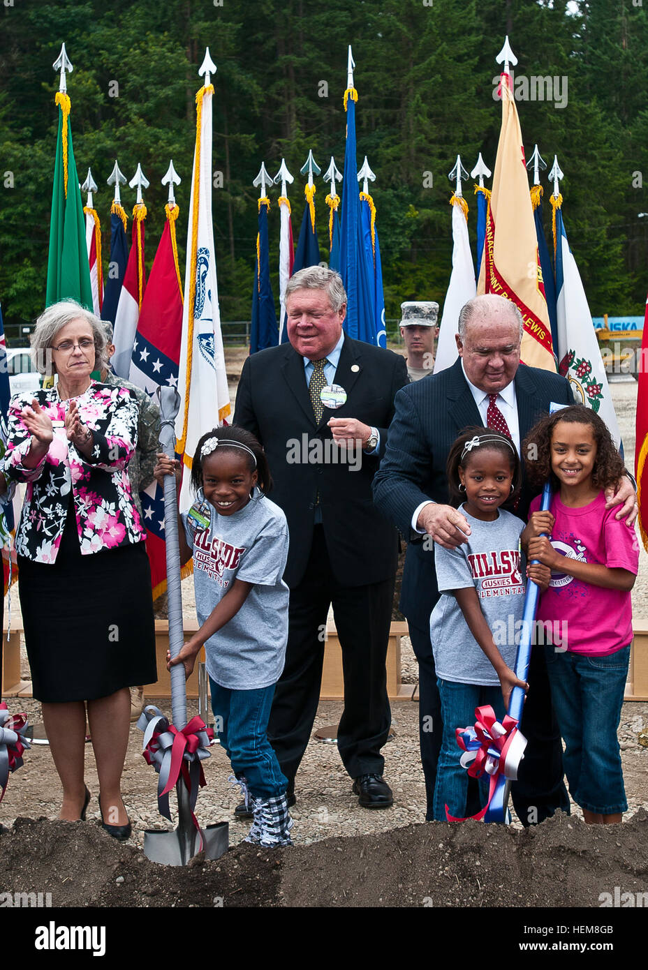 Il Sottosegretario agli esteri dell'esercito Joseph W. Westphal (destro), Stato di Washington dal congressista Norm Dicks (centro), e trifoglio Park School District soprintendente Deborah LeBeau (estrema sinistra), pausa di terra sul futuro sito di base comune corda Lewis-Mccollinare Scuola Elementare, 30 luglio. La fastosa cerimonia ha significato l'avvio ufficiale di una costruzione yearlong progetto ricostruire completamente sul pendio della collina e Lago di Carter scuole elementari su JBLM entro il prossimo anno. Fastosa cerimonia prende il via il progetto di ricostruzione per JBLM scuole elementari 120730-A-KH311-411 Foto Stock