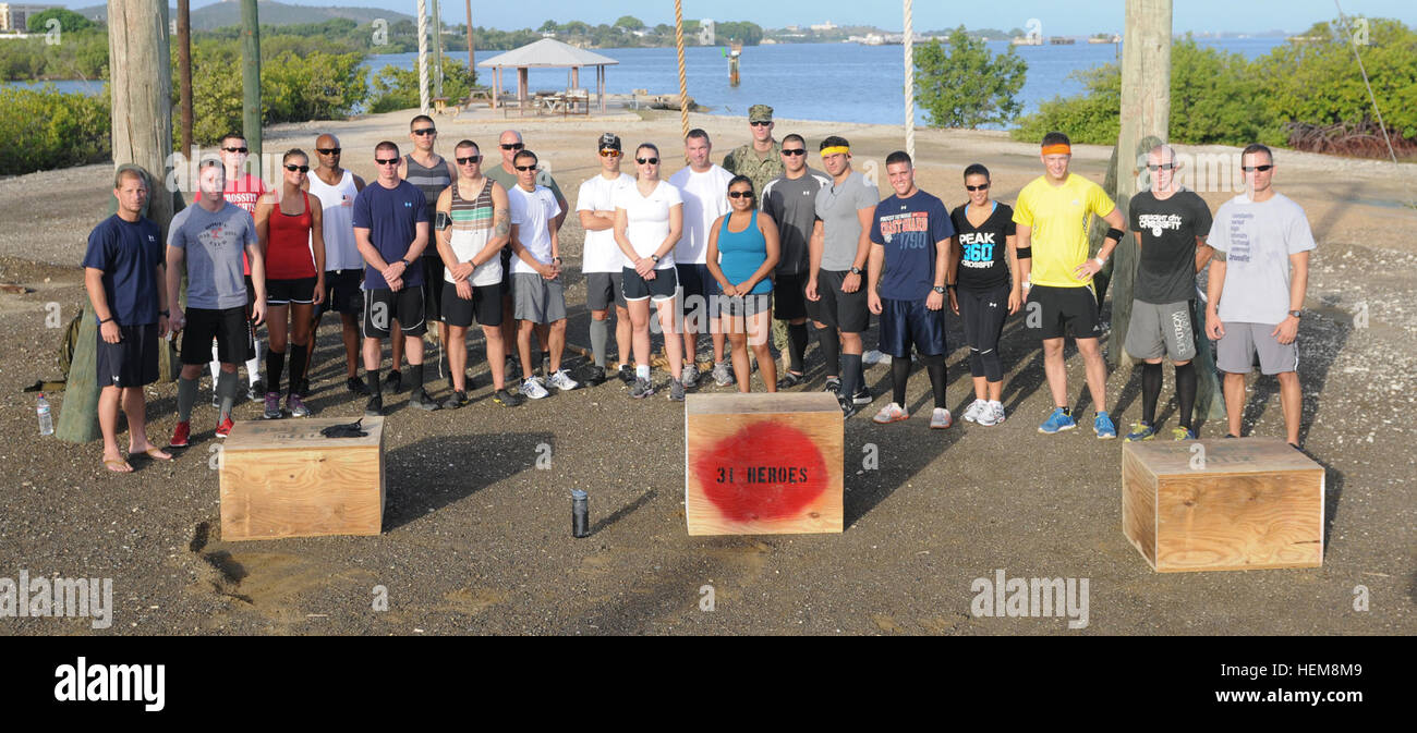 Membri dalla comunità Crossfit e altri appassionati di allenamento si riuniscono per un 31 minuti di allenamento a Guantánamo Bay, e il agosto 4 per raccogliere fondi per le famiglie dei 31 eroi uccisi in un elicottero Chinook crash, il 6 agosto 2011. La manifestazione fa parte del 31 eroi progetto che più di 430 palestre partecipare in tutto il mondo. CrossFit bande della comunità insieme a onore 31 eroi 120804-A-TG995-311 Foto Stock