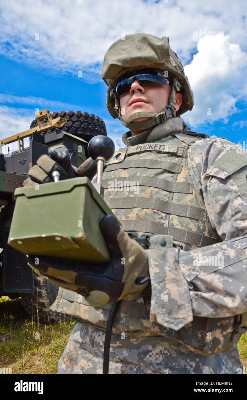 Stati Uniti Army Spc. Brent Puckett di 66Transportation Company controllo in remoto di un cavo di traino per il M984 pesanti mobilità estesa tactical carrello durante una missione prove generali di esercizio (MRE) al giunto multinazionale Centro Readiness in Hohenfels, Germania, e il Agosto 4, 2012. Mre sono progettati per preparare le unità per la distribuzione per l'Afghanistan teatro di operazioni per condurre counterinsurgency, stabilità e le operazioni di trasporto a sostegno della NATO International Security Assistance Force. (U.S. Esercito foto di Spc. Michael Sharp/RILASCIATO) 66Transportation Company mission prove generali di esercizio 12080 Foto Stock