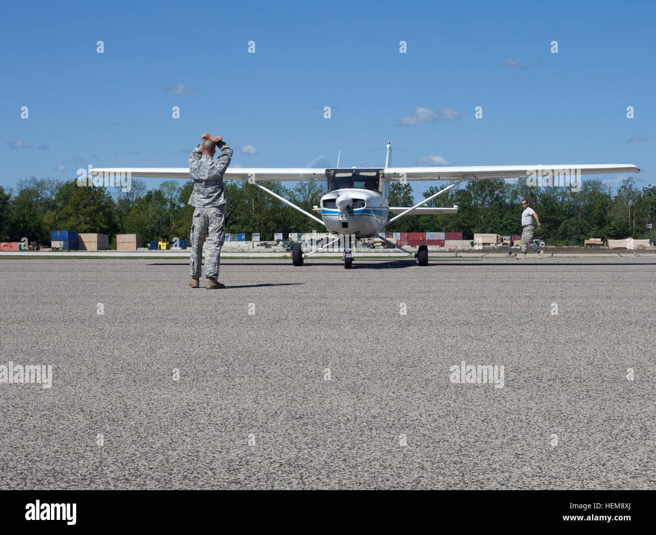 Sgt. 1. Classe Noè lungo, di Indianapolis e Staff Sgt. Bobby Tucker, anche di Indianapolis, guida un aereo Cesna su asfalto a Himmsel Army Airfield, situato su Camp Atterbury manovra comune centro di formazione, Ind. durante il Camp Atterbury Warbird omaggio ai soldati Fly-in, 11 agosto. La manifestazione apre il limitato spazio aereo attorno al Camp Atterbury e consentito di aviatori civili a terra e vedere in prima persona le attività dell'impianto. Warbird 120811-A-PX072-060 Foto Stock