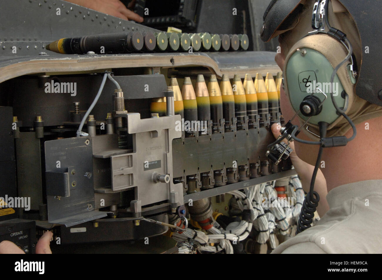 Stati Uniti Army Spc. Michael Clark carichi .30-mm giri in un AH-64D Longbow Apache elicottero a inoltrare una base operativa Salerno in Khowst provincia dell'Afghanistan 19 aprile 2007. Clark è da Bravo Company, 122Aviation Support battaglione, ottantaduesima Brigata Aerea, ottantaduesima divisione di fanteria (Airborne). (U.S. Foto dell'esercito da Staff Sgt. Isaac A. Graham) (rilasciato) 30 mm Foto Stock